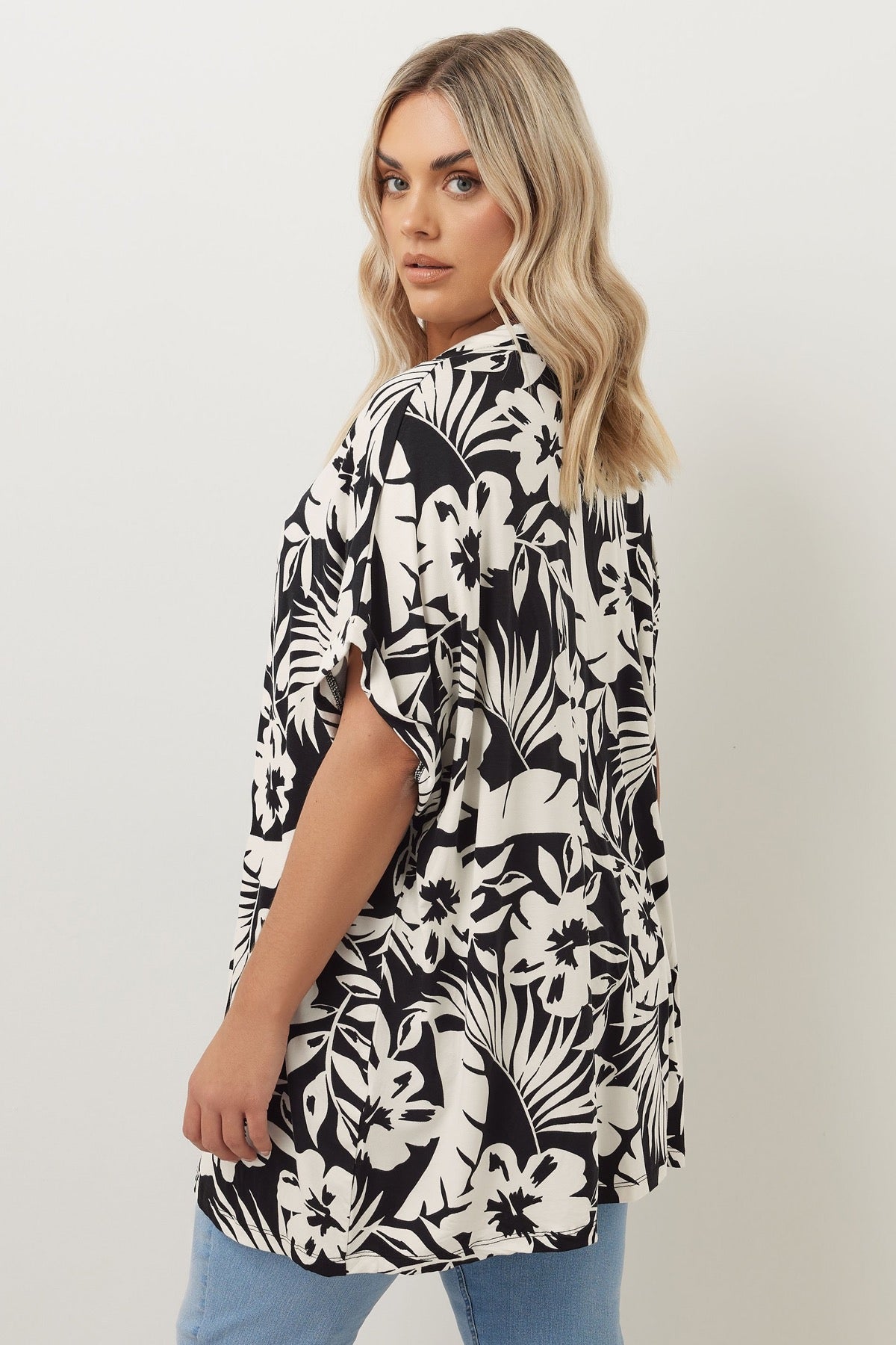 Büyük Beden Kısa Kollu Çiçek Desenli Gömlek 303686