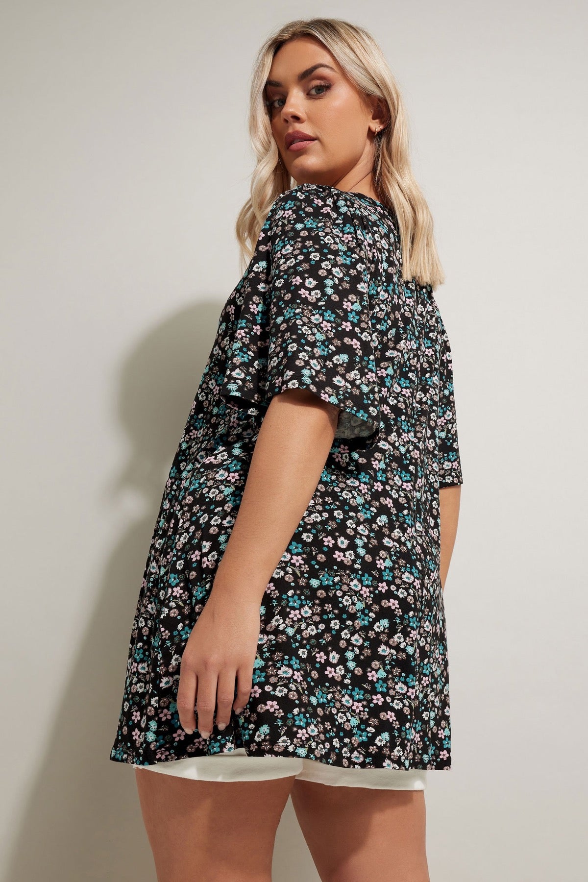 Büyük Beden V Yaka Sıfır Kol Çiçek Desenli Asimetrik Kesim T-shirt 304084