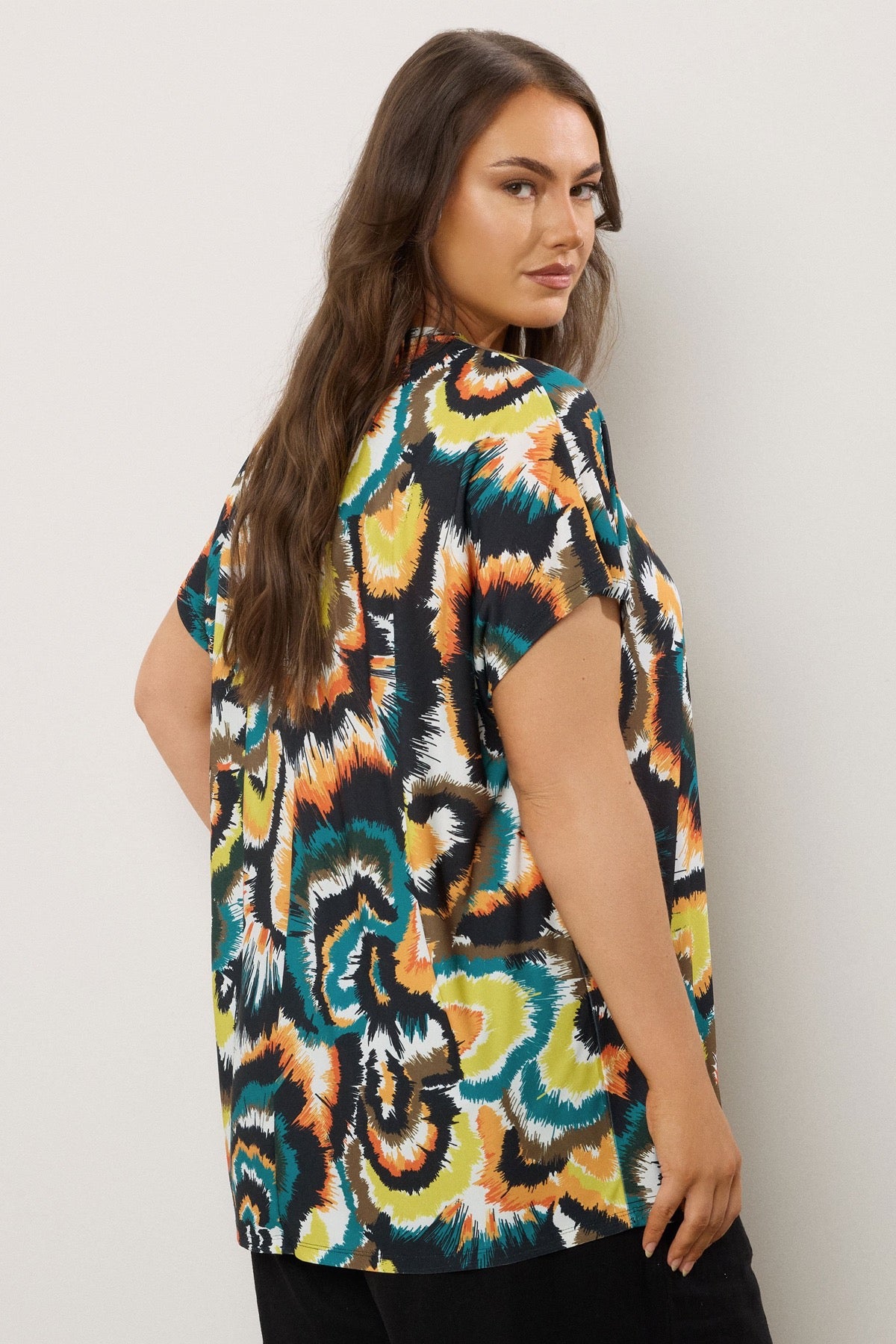 Büyük Beden V Yaka Kısa Kollu Soyut Desenli Asimetrik Kesim T-shirt 616346