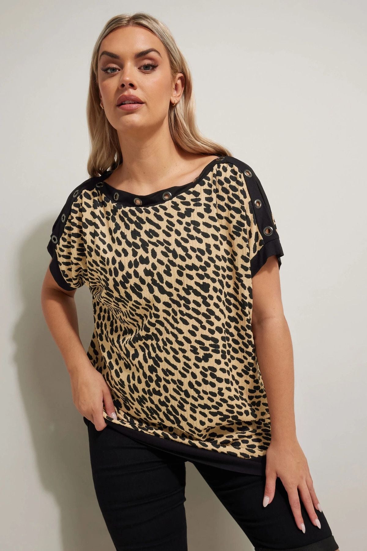 Büyük Beden Leopar Desenli Kuş Gözü Detaylı T-shirt 304086