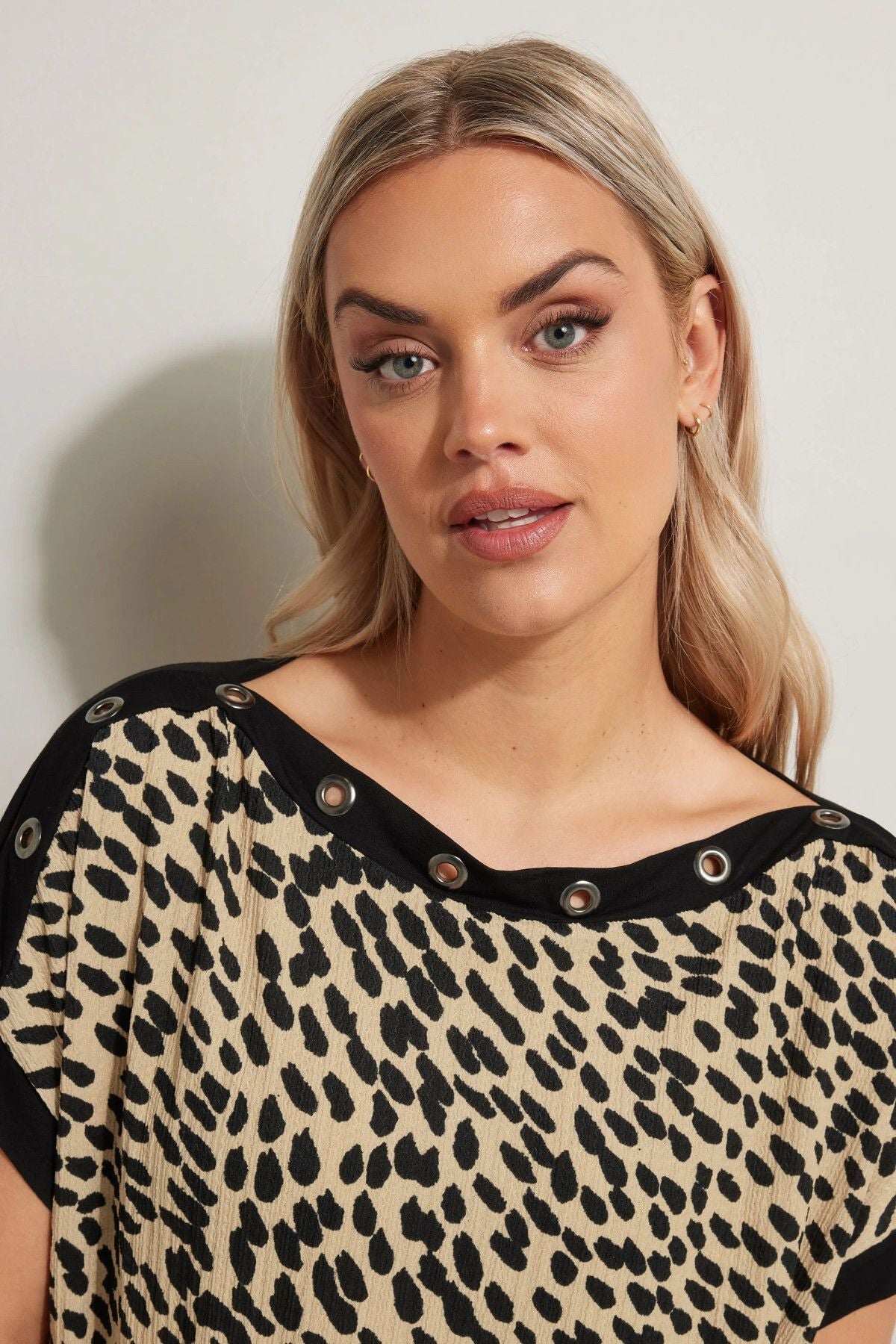 Büyük Beden Leopar Desenli Kuş Gözü Detaylı T-shirt 304086