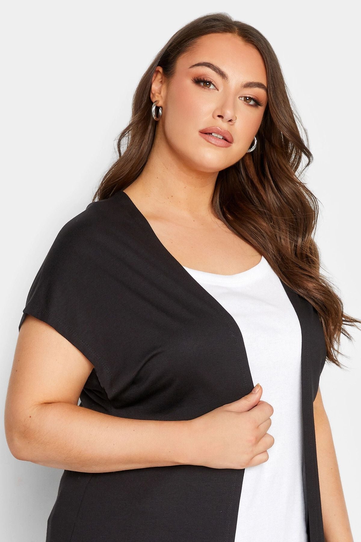 Büyük Beden Yırtmaç Detaylı Düğmesiz Esnek Kumaş Kısa Kollu Hırka 320879