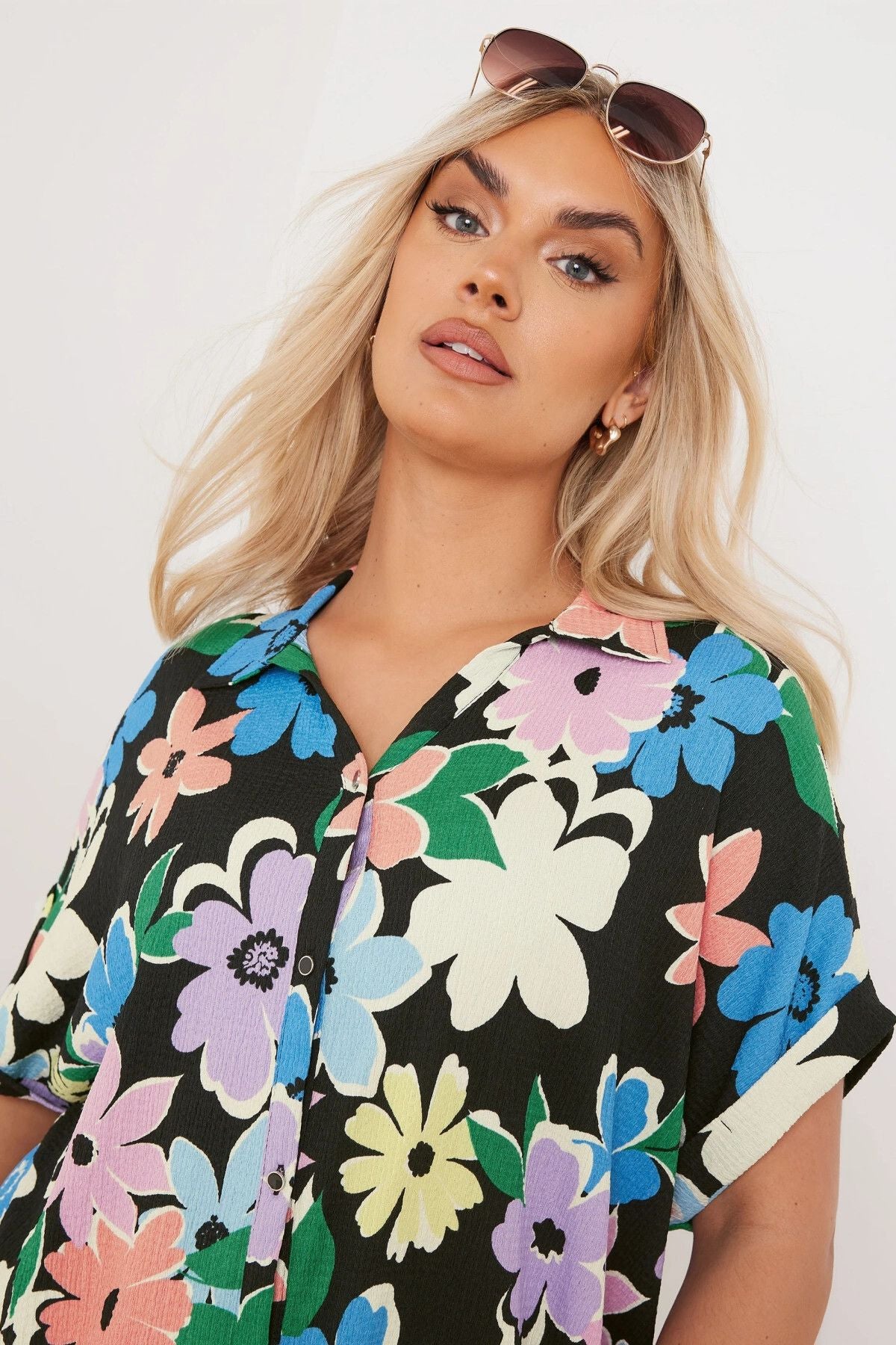 Büyük Beden Önü Düğmeli Kısa Kollu Çiçek Desenli Gömlek 303964