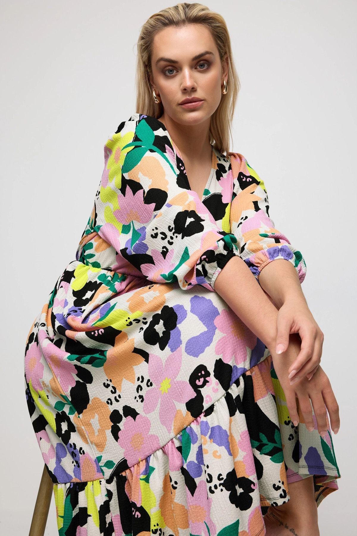 Büyük Beden V Yaka Kolları Lastikli Desenli Midi Boy Anvelop Elbise