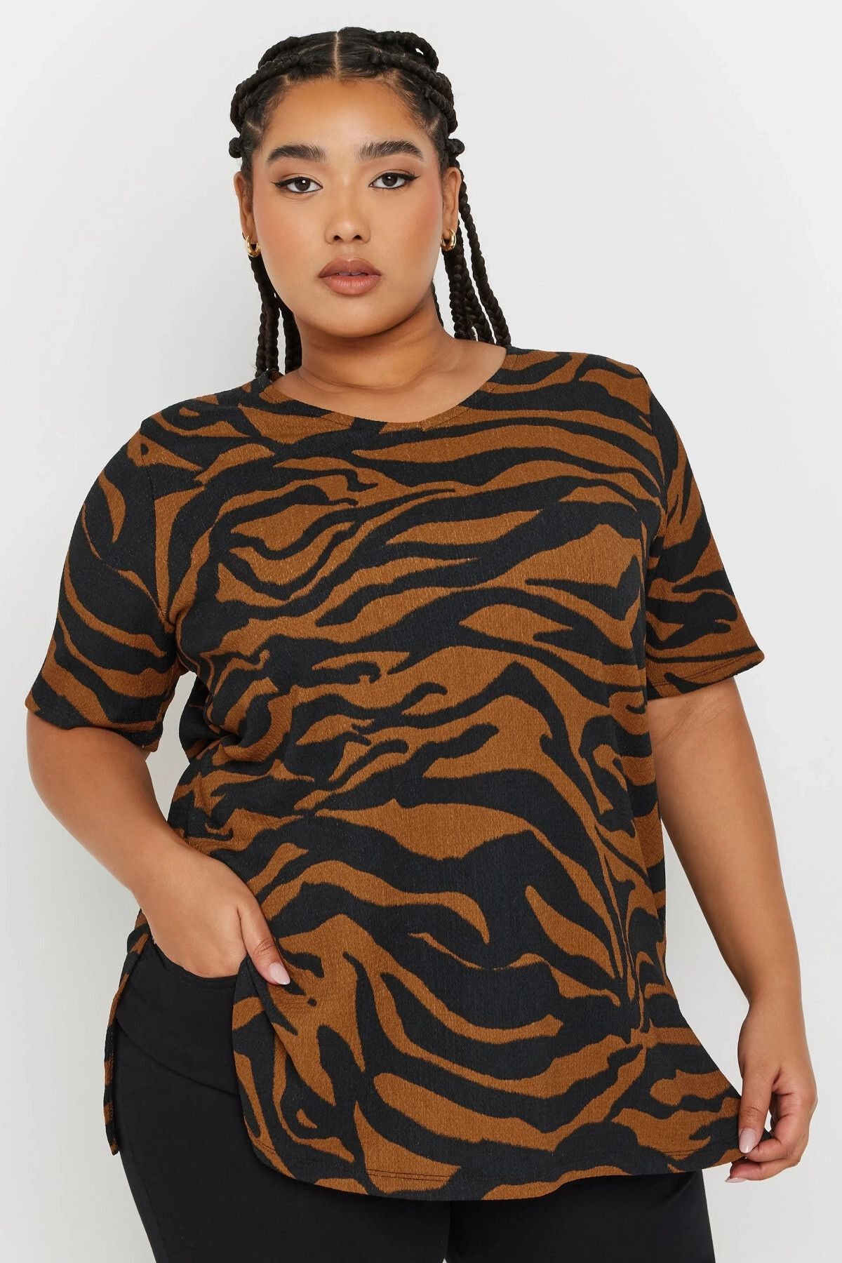 Büyük Beden Kısa Kollu Bisiklet Yaka Yanı Yırtmaçlı Desenli Bluz 303739