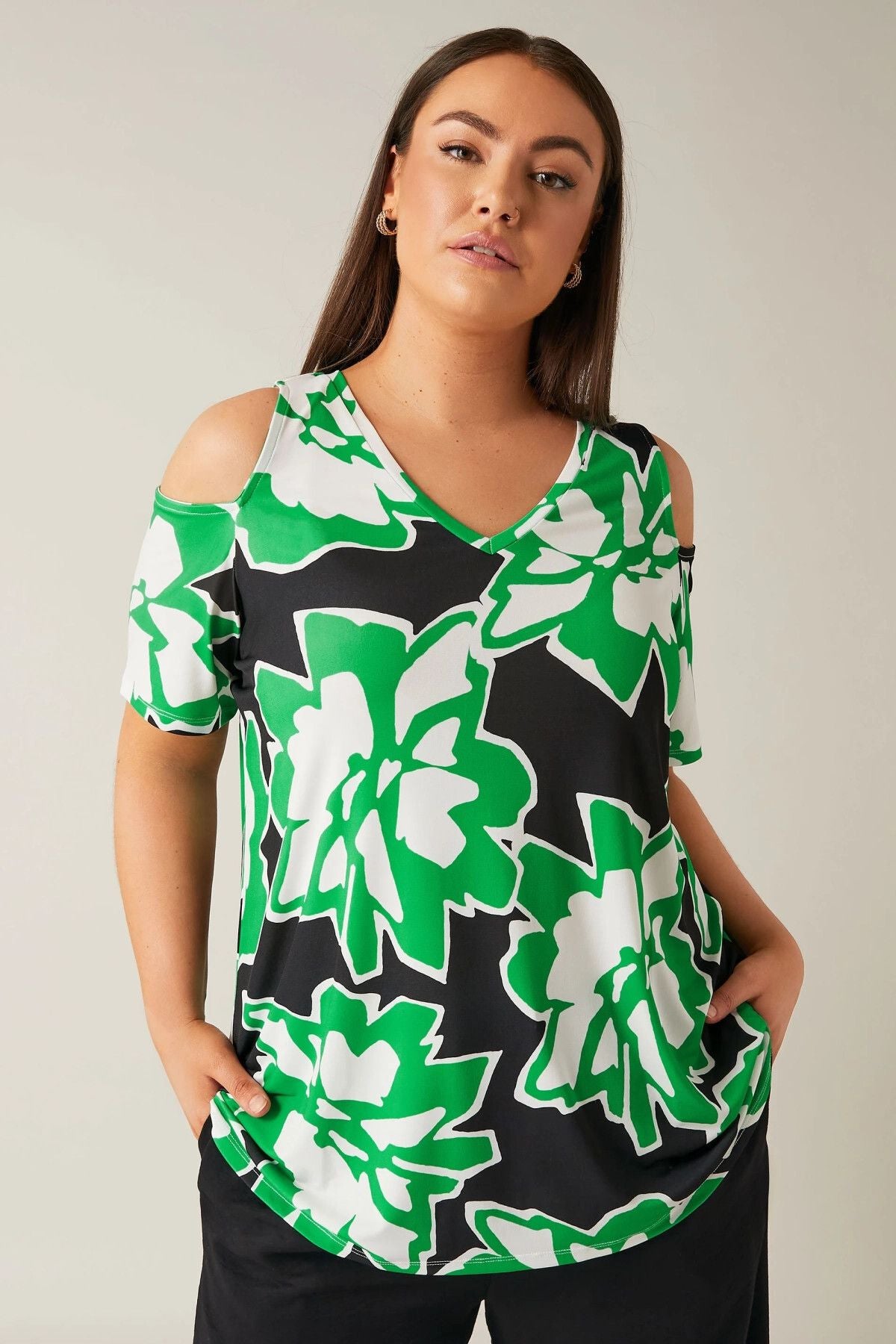Büyük Beden Açık Omuz Detaylı V Yaka Kısa Kollu Desenli Bluz 615404