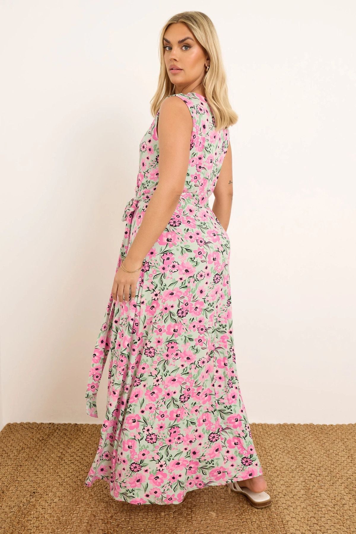 Büyük Beden V Yaka Sıfır Kol Beli Kuşaklı Desenli Maxi Elbise 303990