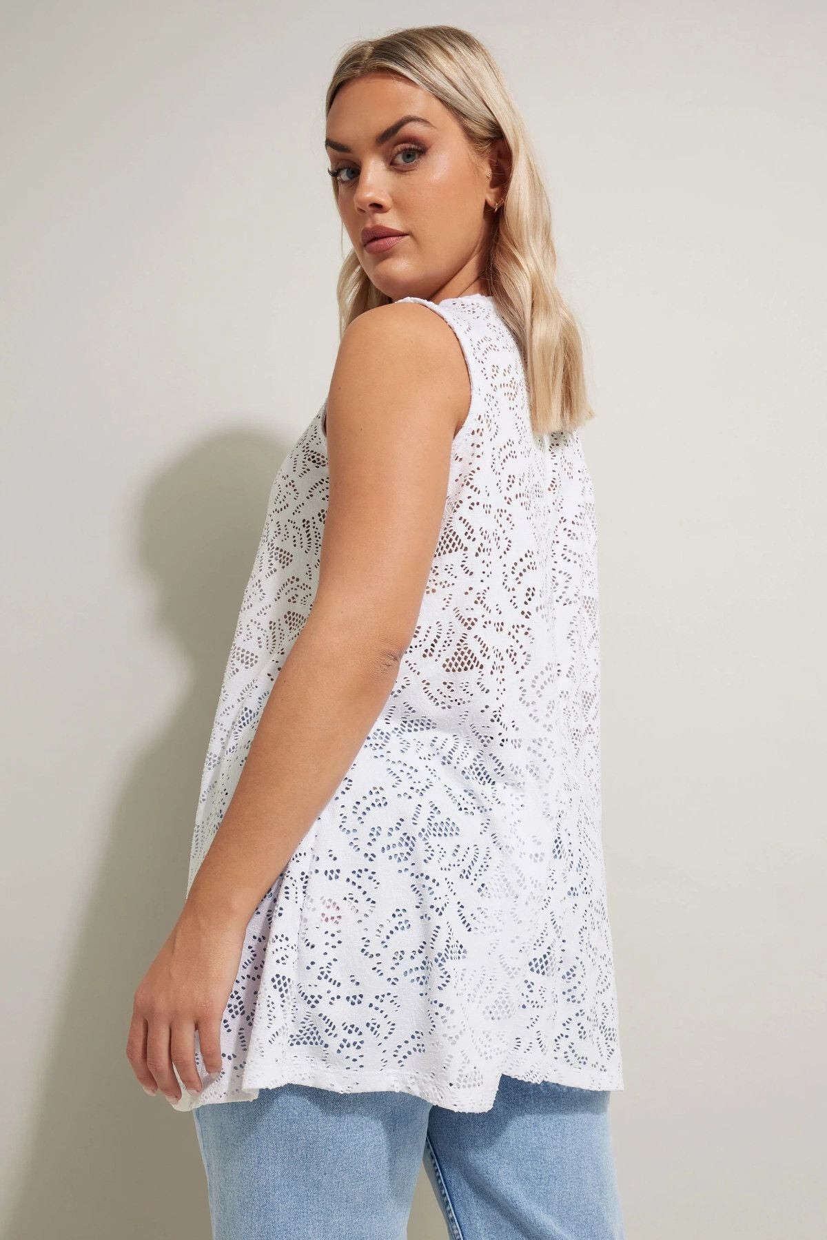 Büyük Beden V Yaka Sıfır Kol Astarsız Dantel Bluz 304098