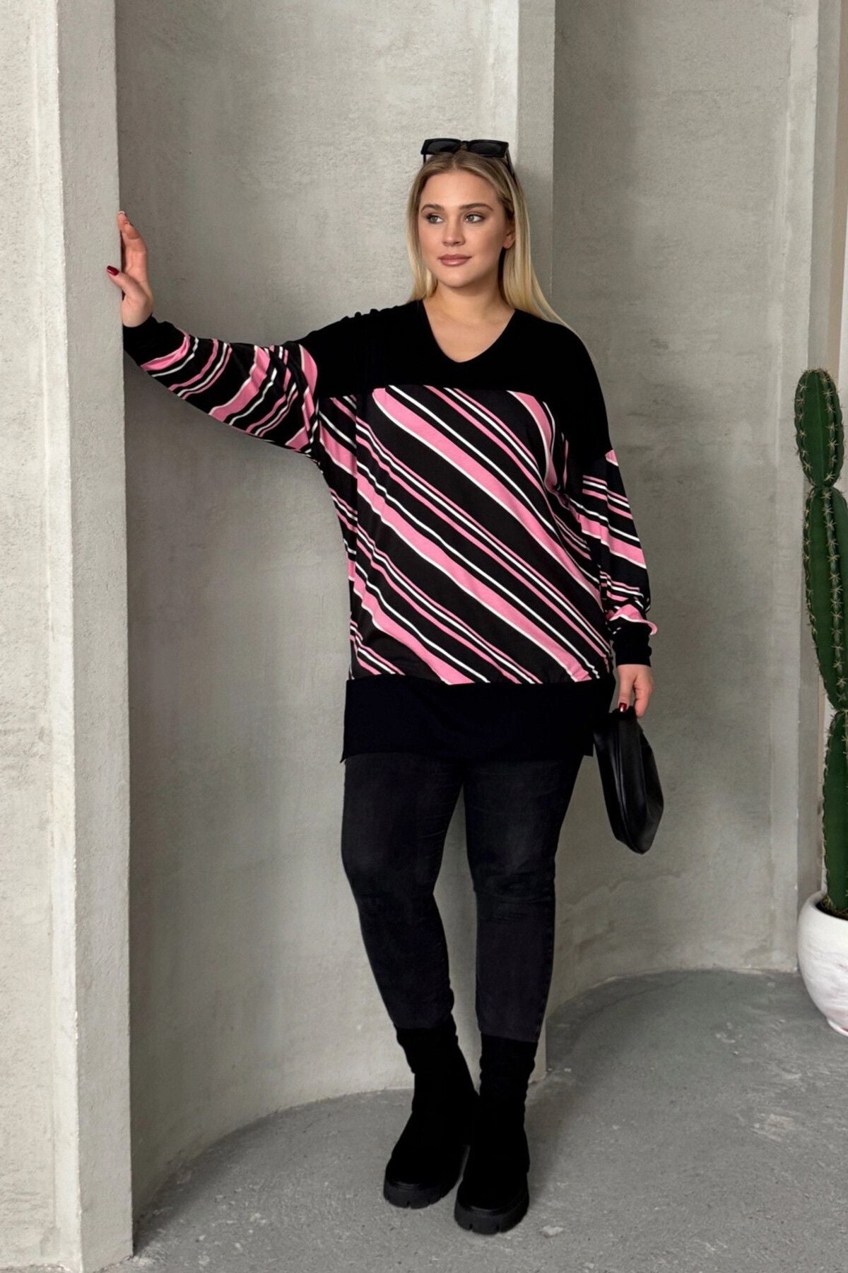 Büyük Beden V Yaka Uzun Kollu Bileği Lastikli Yırtmaçlı Bluz 303086