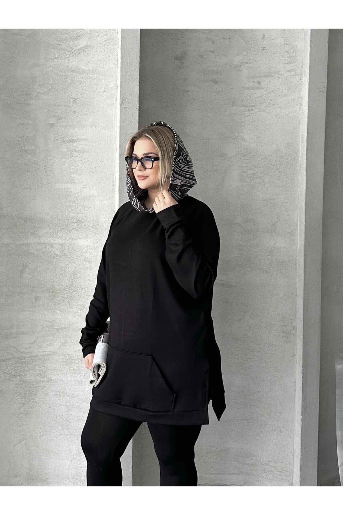 Büyük Beden Uzun Kollu Kapüşonlu Kanguru Cepli Yanları Yırtmaçlı Sweatshirt 300372