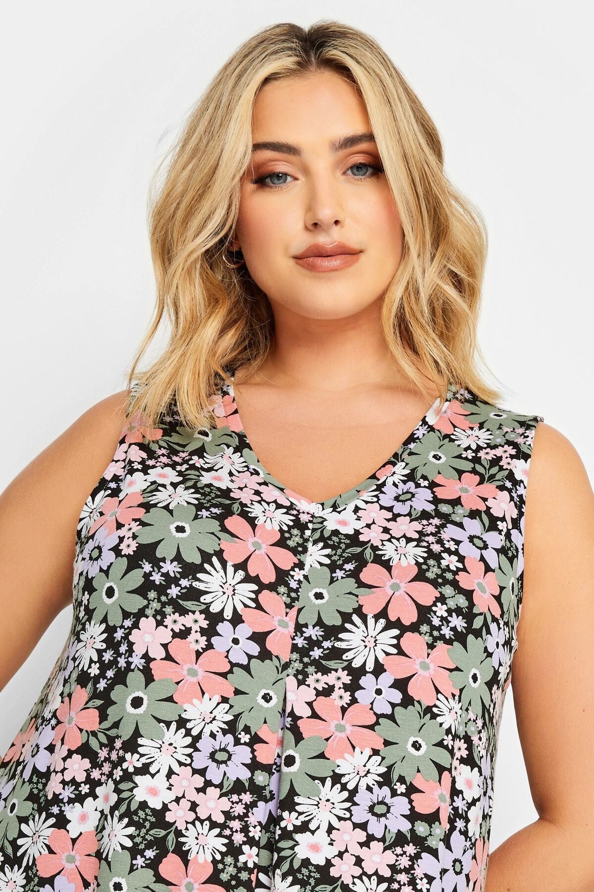 Büyük Beden Sıfır Kol V Yaka Çiçek Desenli Bluz 302384