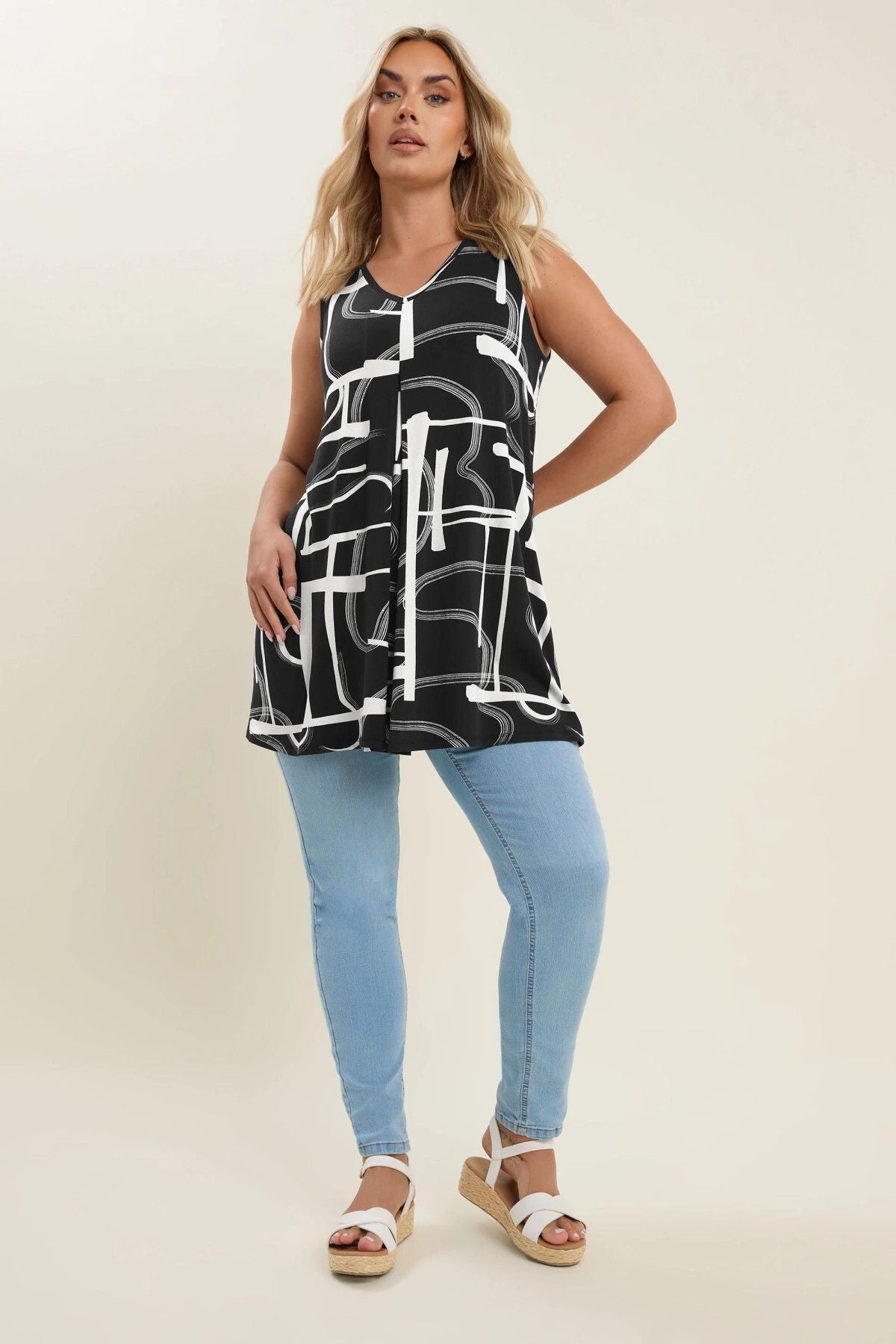 Büyük Beden V Yaka Sıfır Kol Pileli Desenli Likralı Bluz 304105