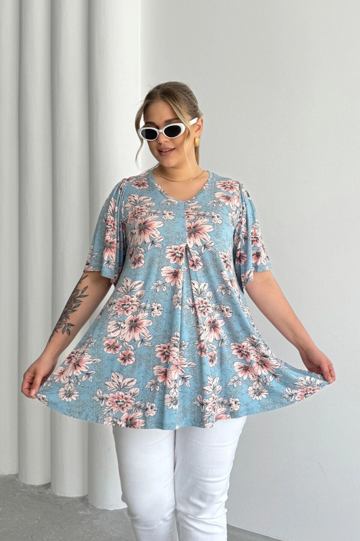 Büyük Beden V Yaka Kısa Kollu Eteği Bollaşan Desenli Bluz 101-44