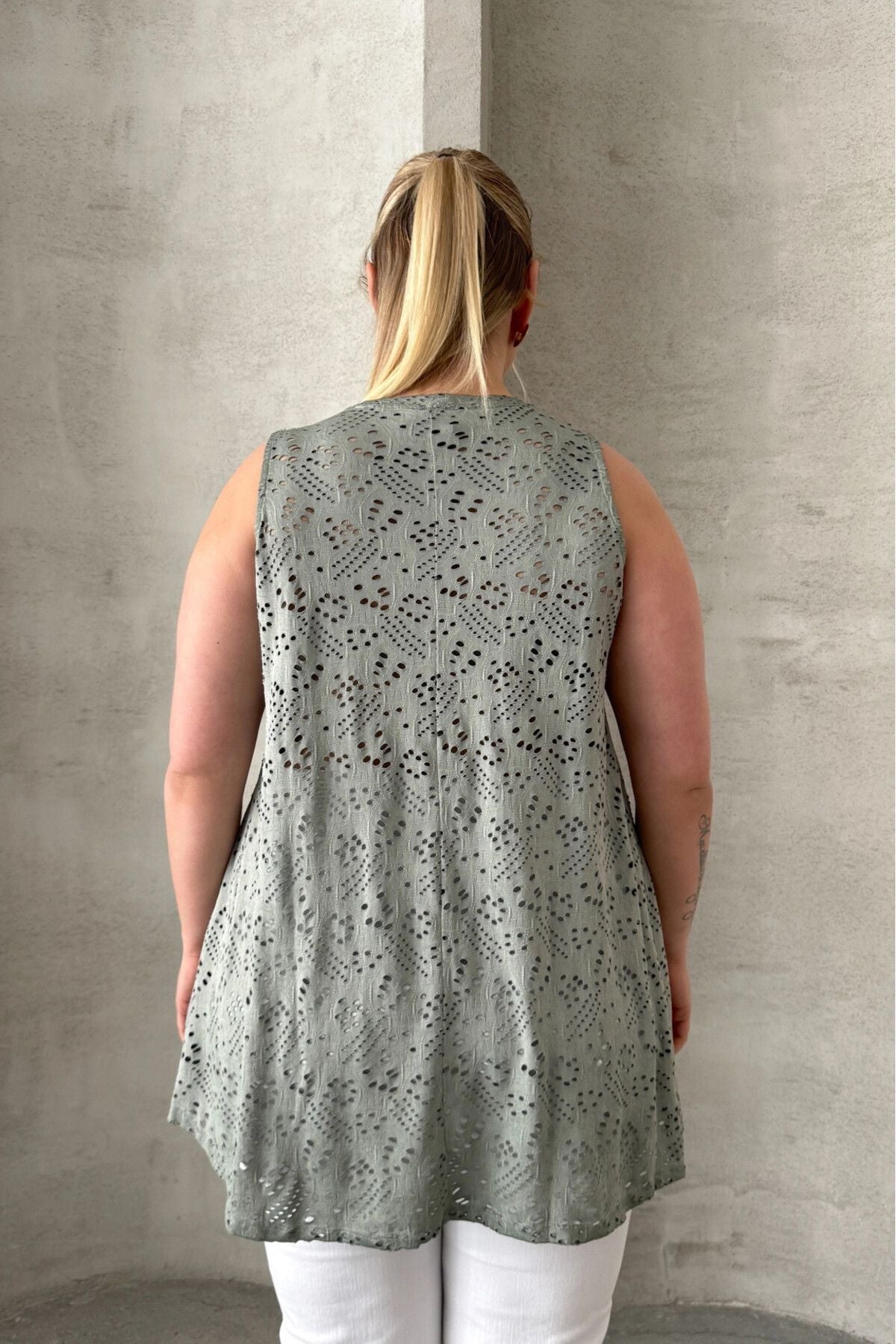 Büyük Beden V Yaka Sıfır Kol Dantel Detaylı Astarsız Bluz 302964