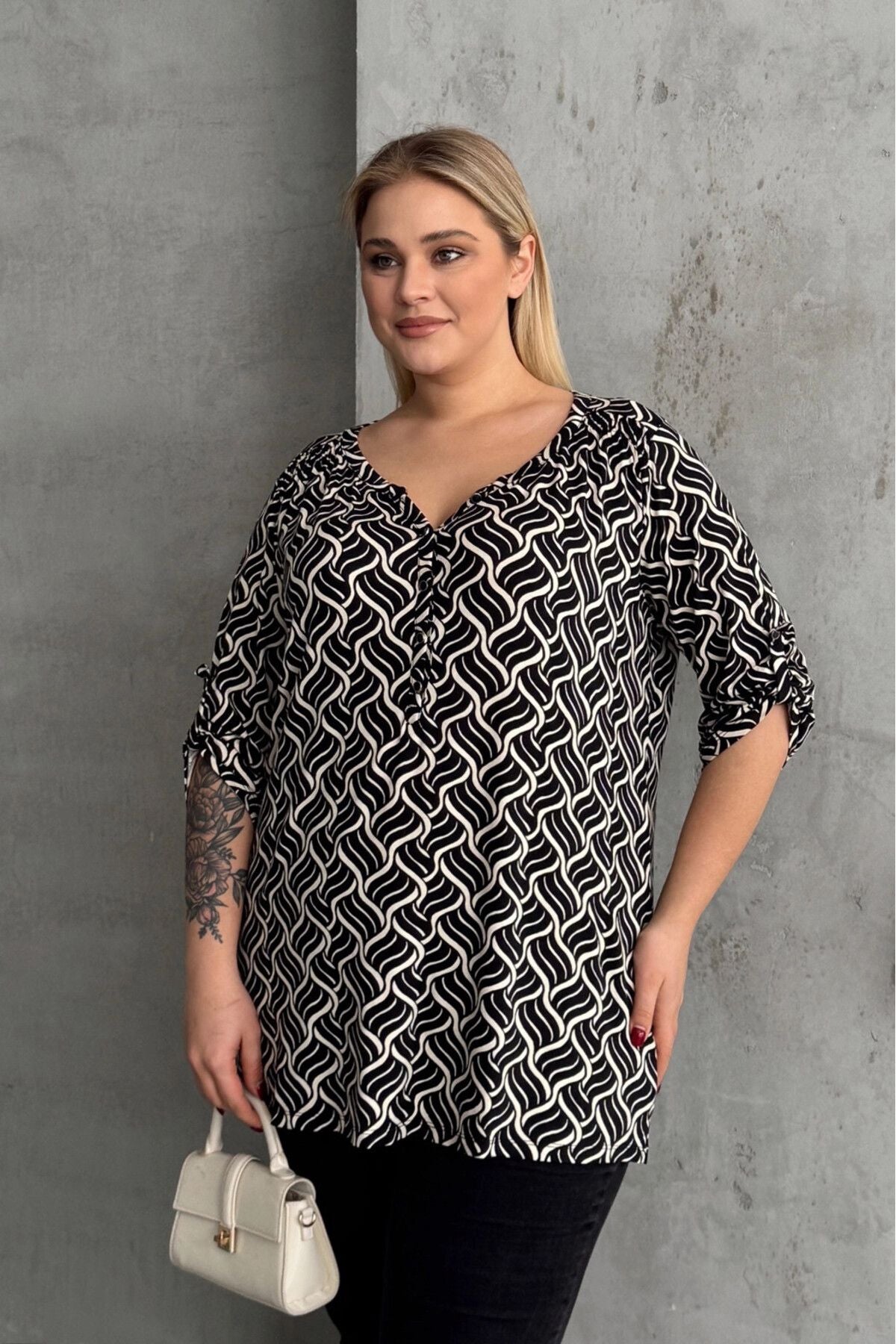 Büyük Beden V Yaka Önü Düğmeli Kolları Katlama Detaylı Likralı Bluz 1016
