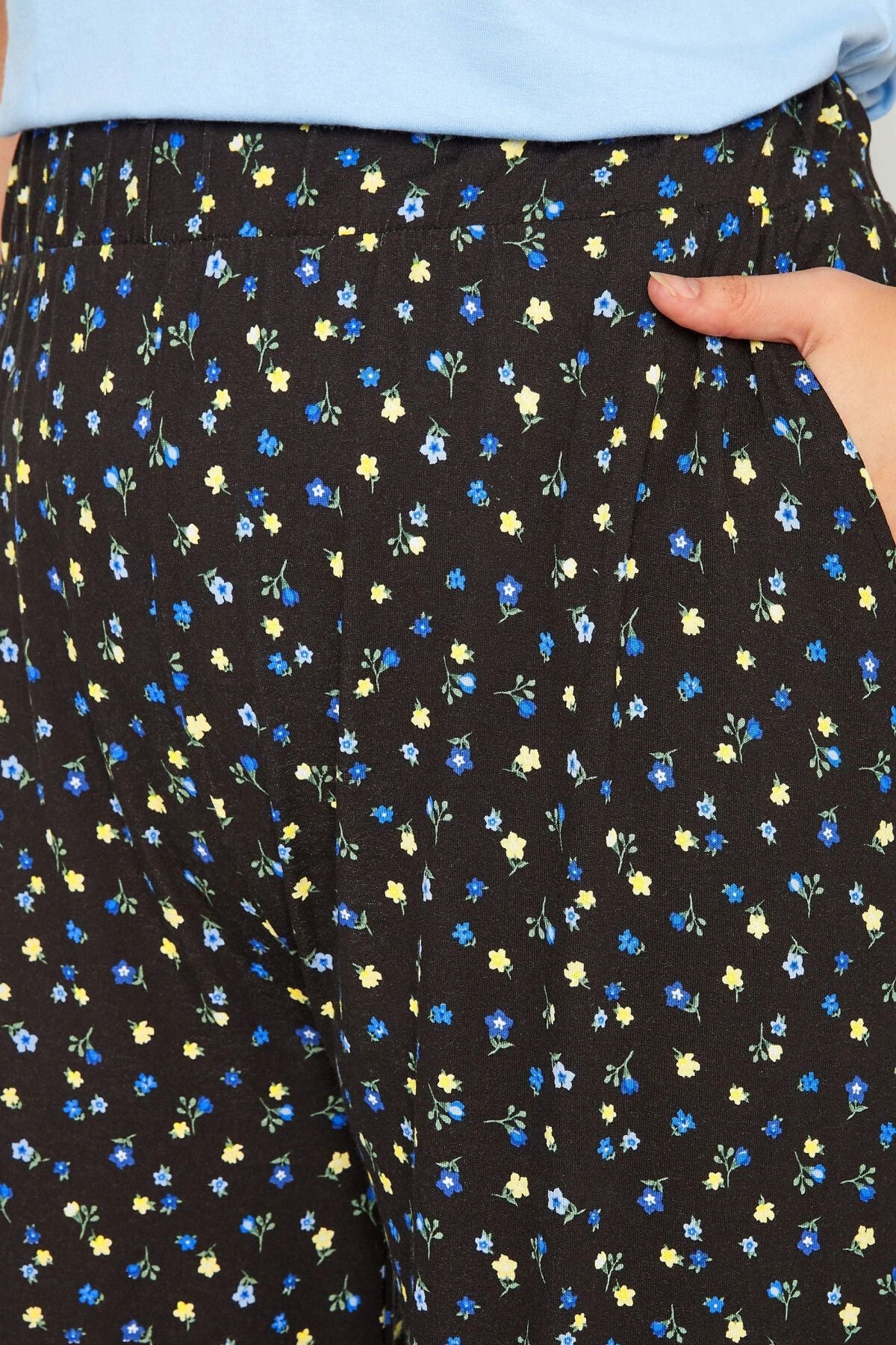 Büyük Beden Çiçek Desenli İspanyol Paça Cepli Likralı Pantolon 143297