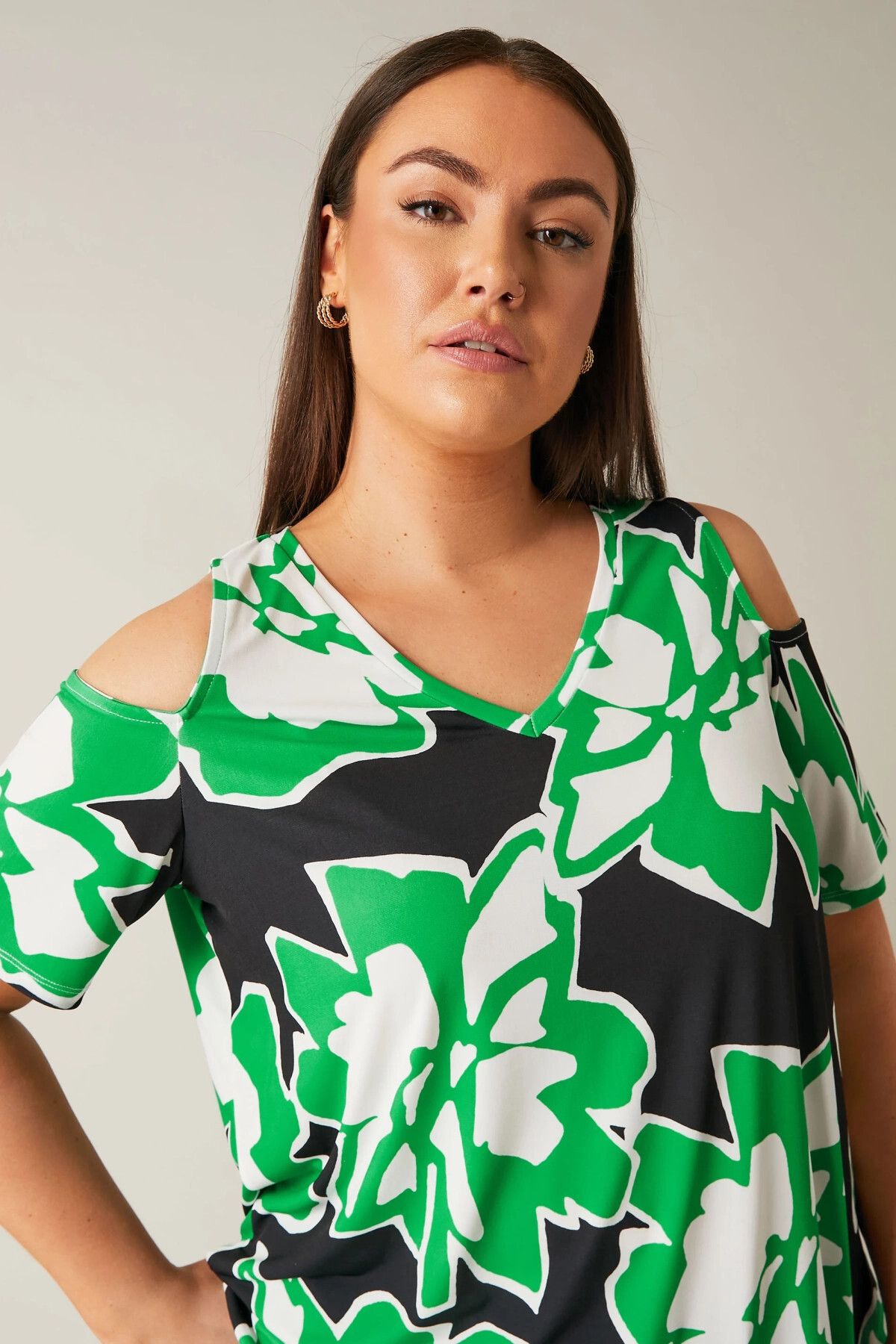 Büyük Beden Açık Omuz Detaylı V Yaka Kısa Kollu Desenli Bluz 615404