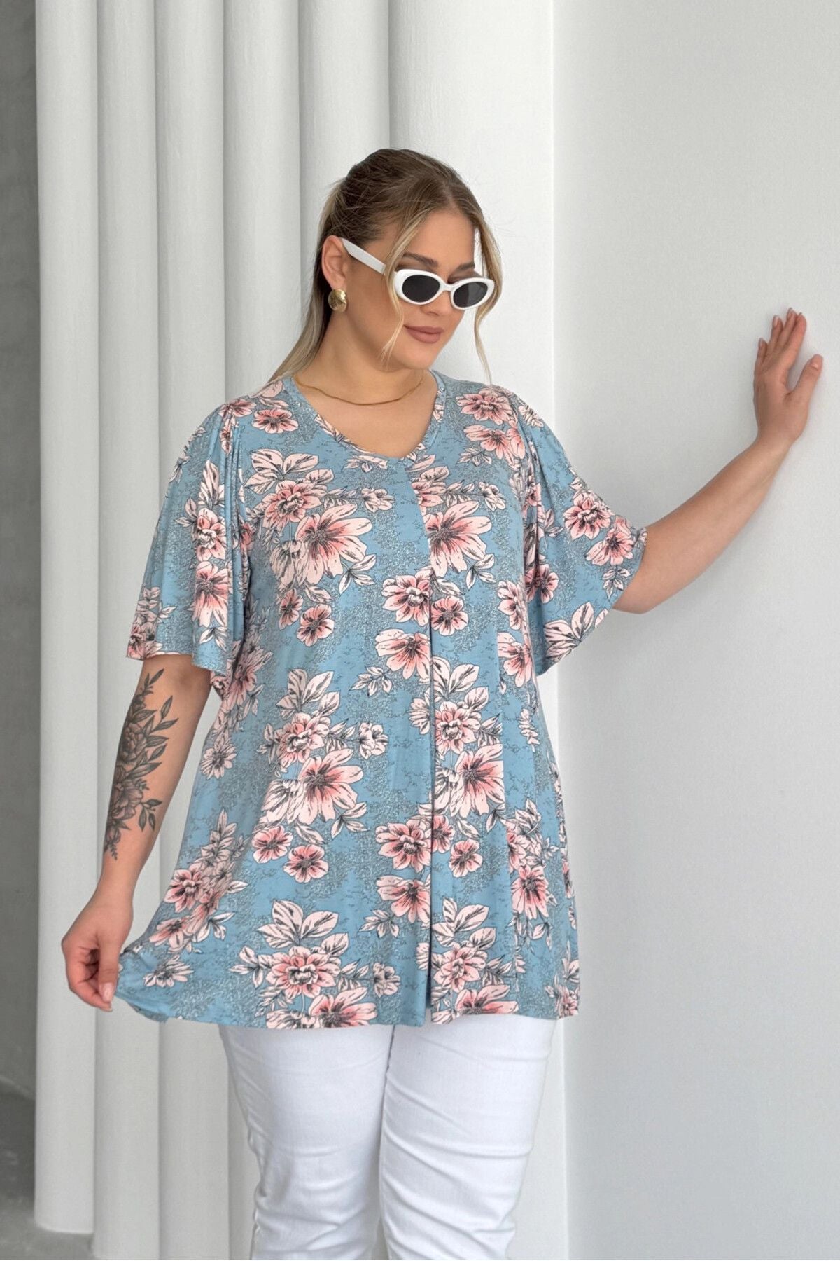 Büyük Beden V Yaka Kısa Kollu Eteği Bollaşan Desenli Bluz 101-44