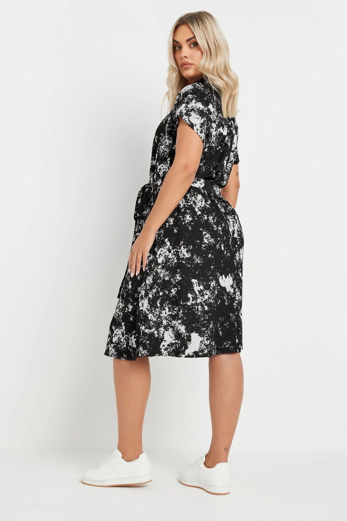 Büyük Beden Soyut Desenli Önü Düğmeli Kuşaklı Midi Boy Elbise 303330