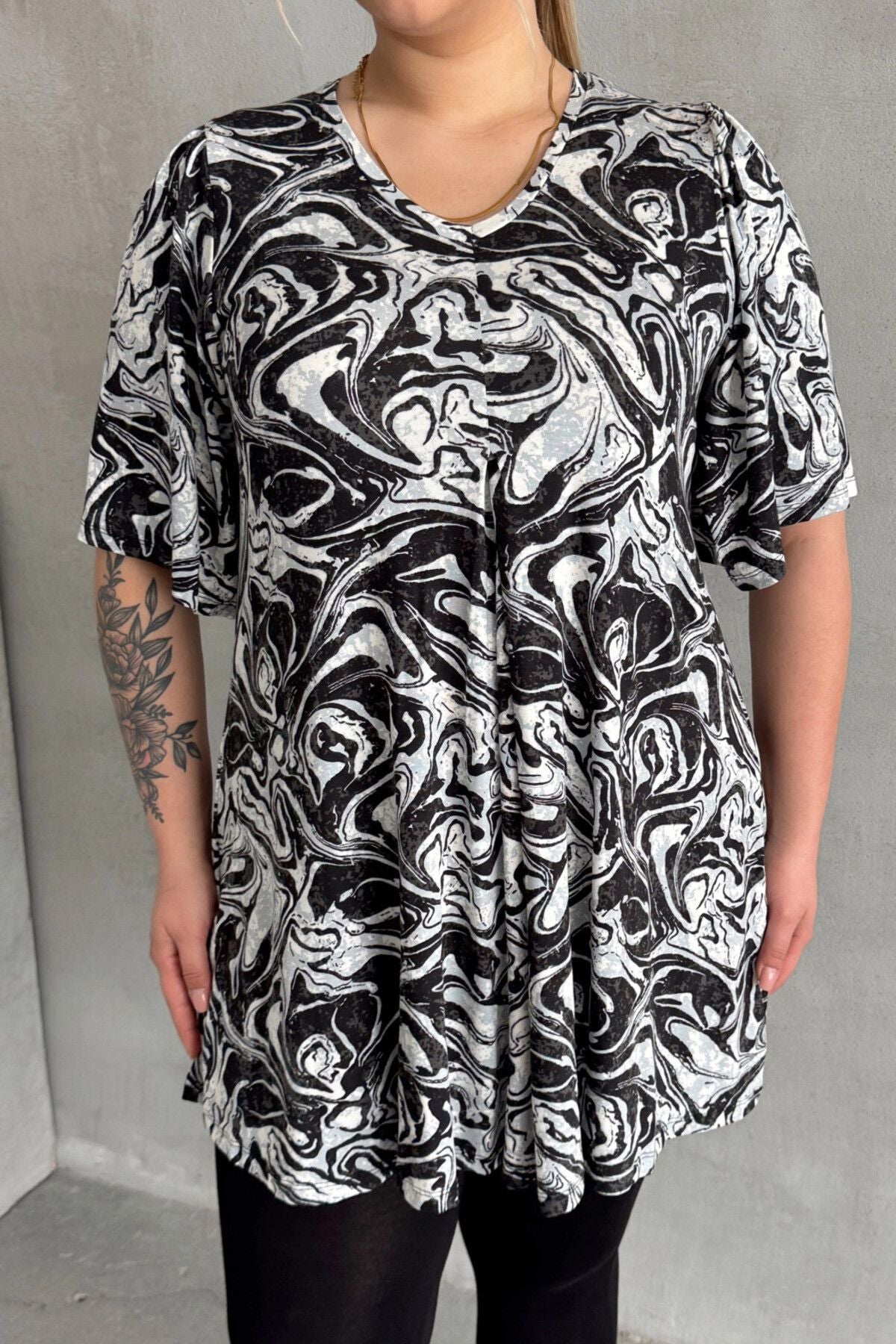 Büyük Beden V Yaka Kısa Kollu Eteği Bollaşan Desenli Bluz 101-17