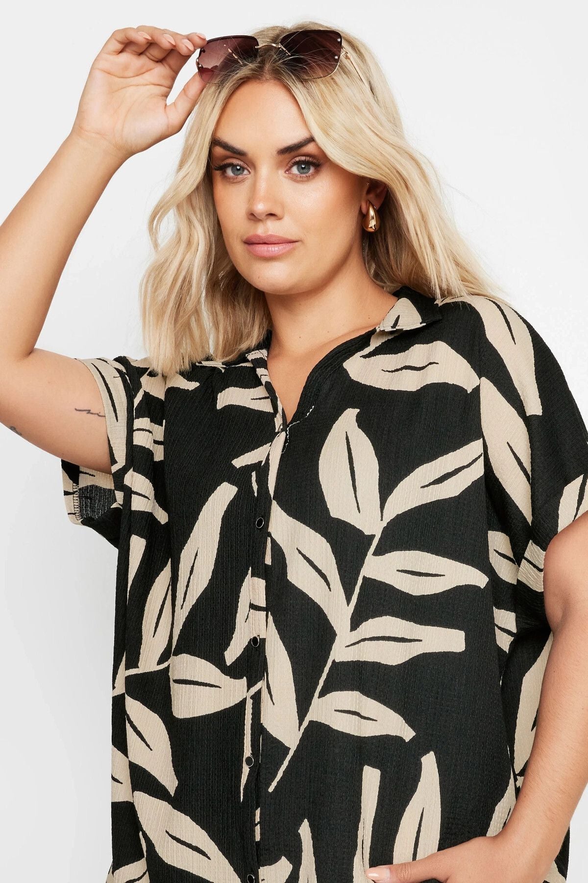 Büyük Beden Kısa Kollu Önü Düğmeli Desenli Gömlek 321855