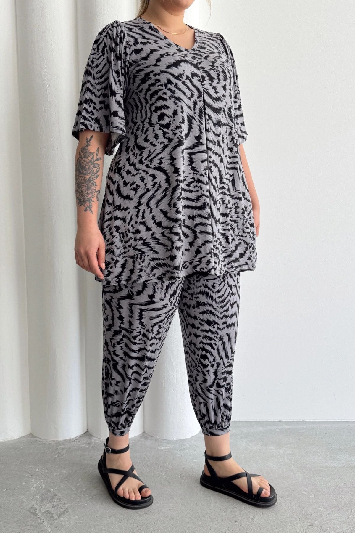 Büyük Beden V Yaka Kısa Kollu Eteği Bollaşan Desenli Bluz 99-5