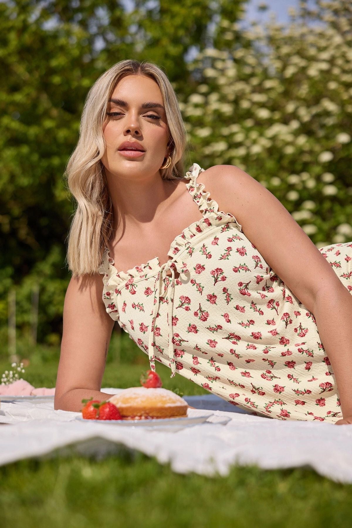 Büyük Beden Çiçek Desenli Bürümcük Kumaş Kare Yaka Kolsuz Bluz 322688