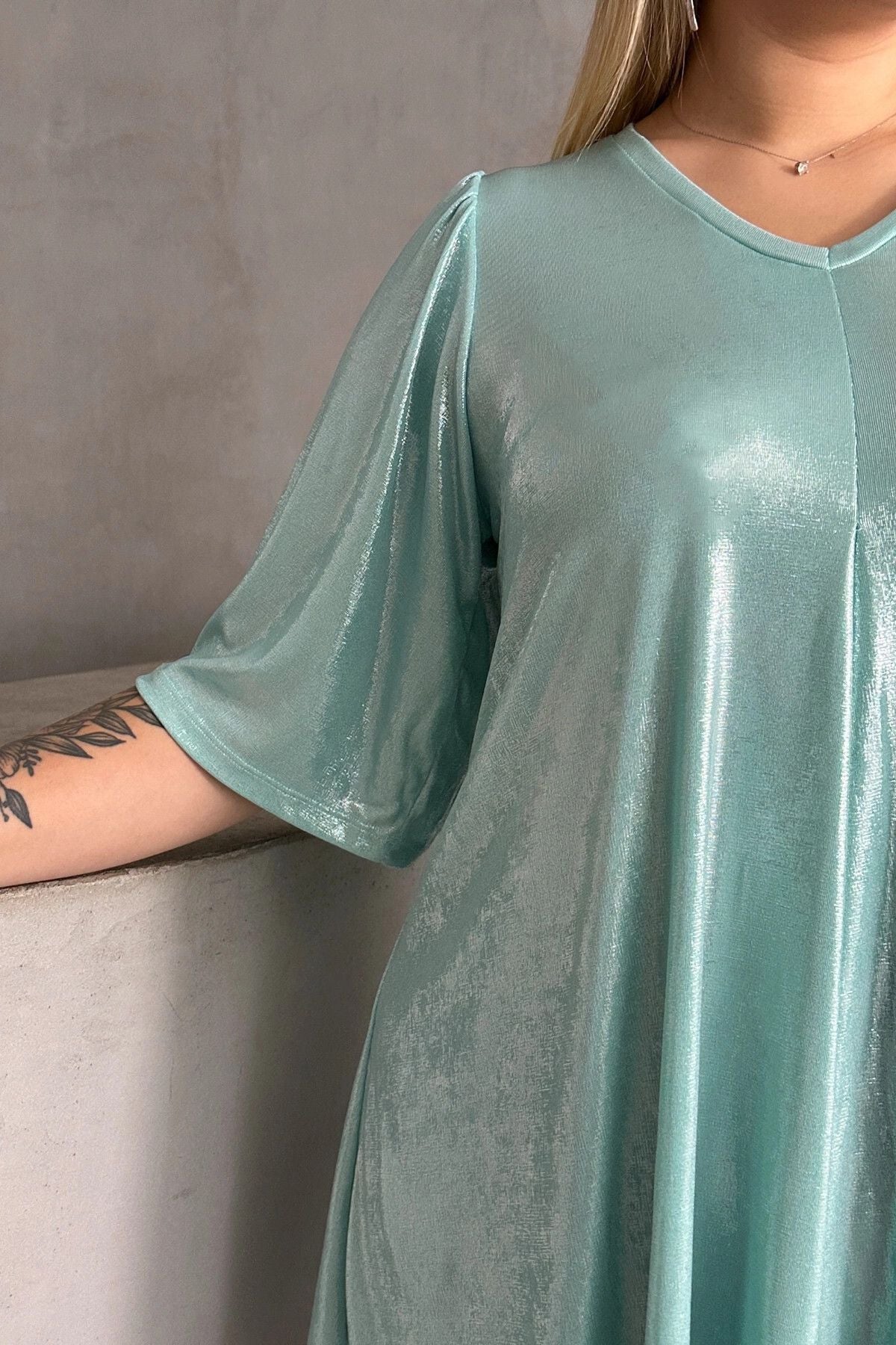 Büyük Beden V Yaka Kısa Kollu Parlak Görünümlü Bluz 303379