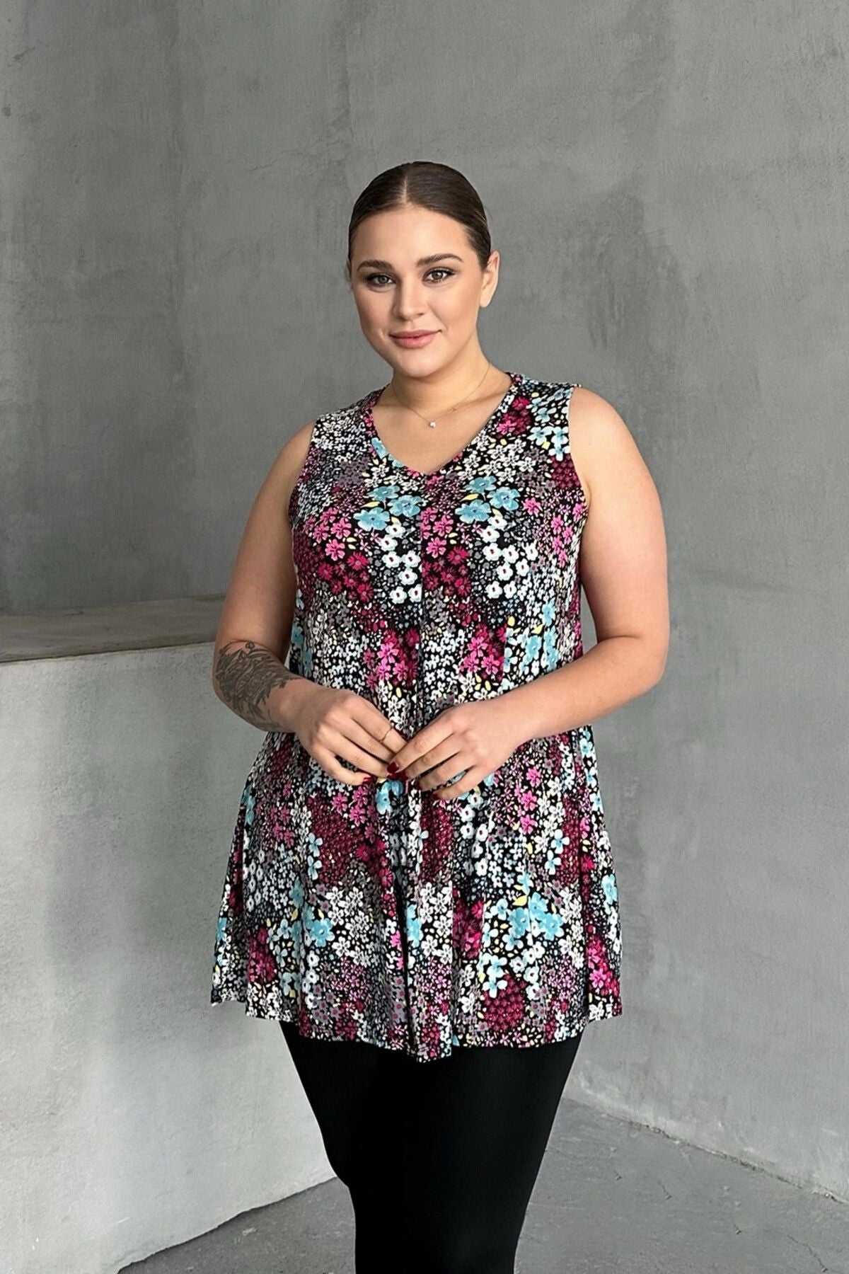 Büyük Beden V Yaka Sıfır Kol Çiçek Desenli Bluz 302261