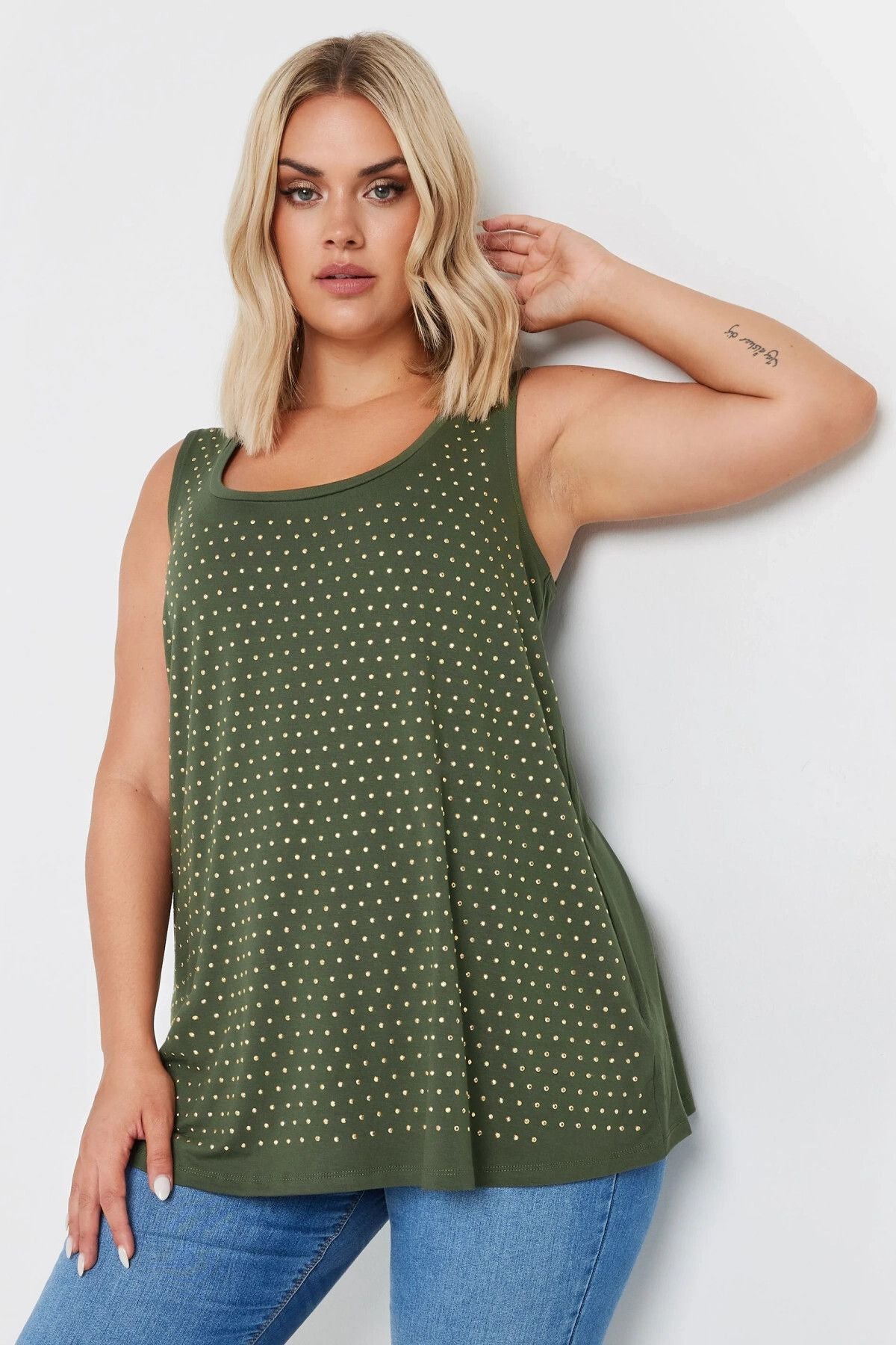 Büyük Beden Yuvarlak Yaka Sıfır Kol Zımba Detaylı Bluz 321832