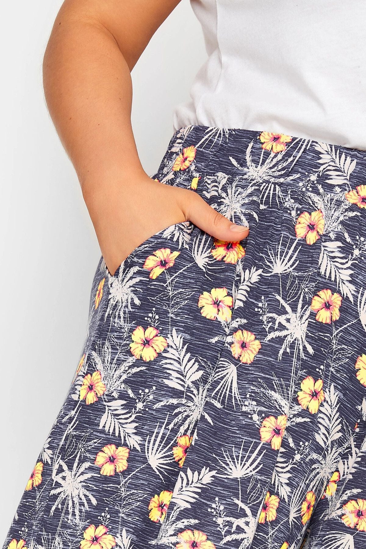 Büyük Beden Beli Lastikli Desenli Bol Kesim Likralı Şort 302404