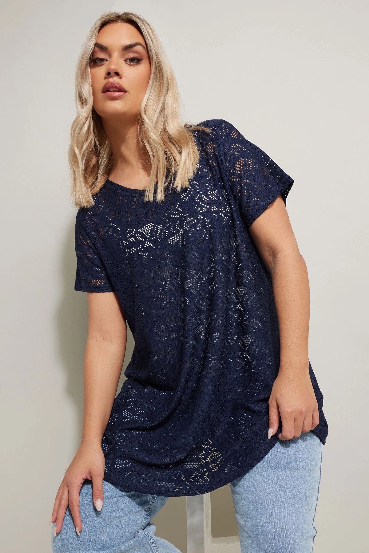 Büyük Beden V Yaka Kısa Kollu Astarsız Dantel T-shirt 304095