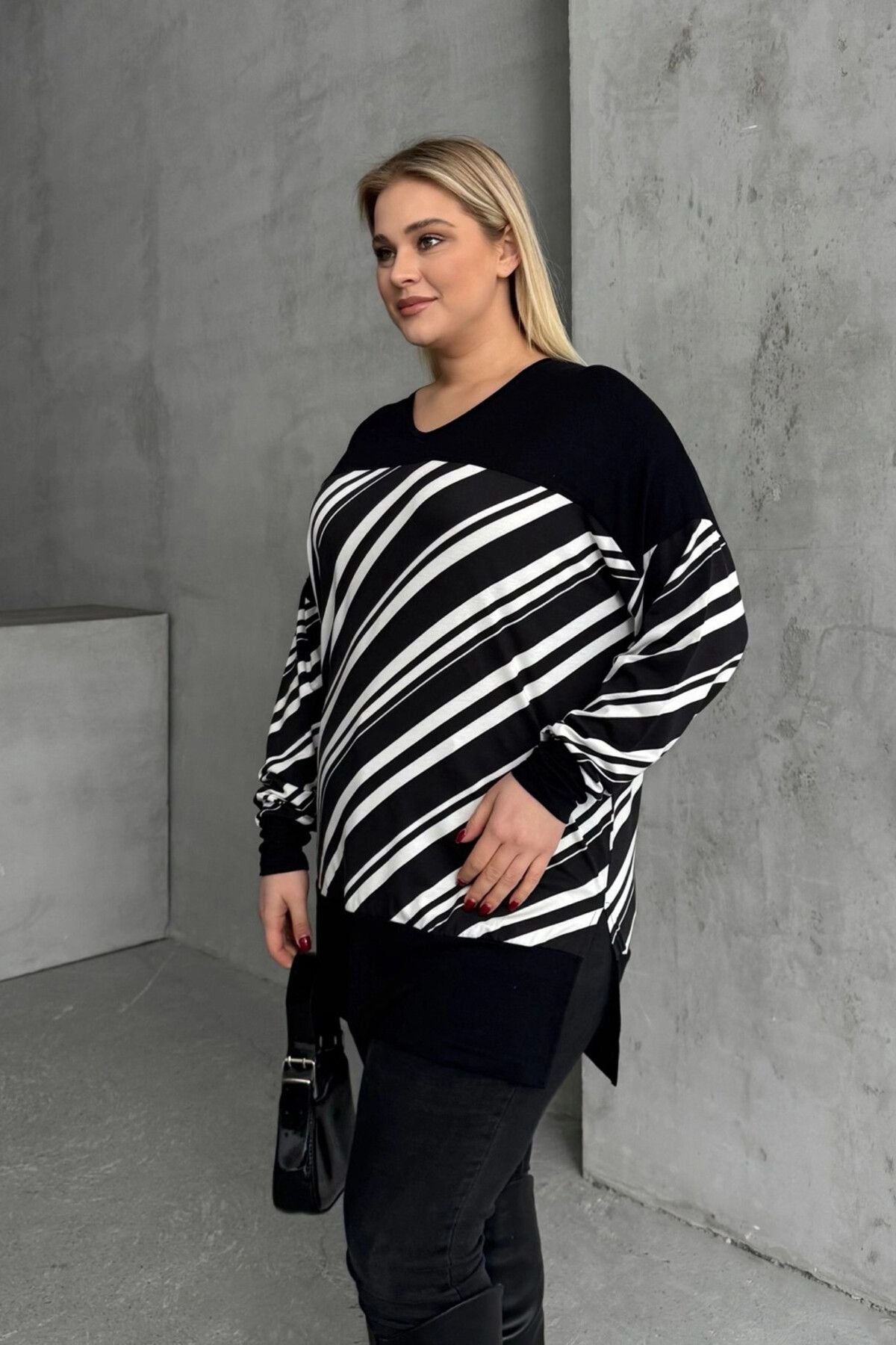 Büyük Beden V Yaka Uzun Kollu Bileği Lastikli Yırtmaçlı Bluz 303085