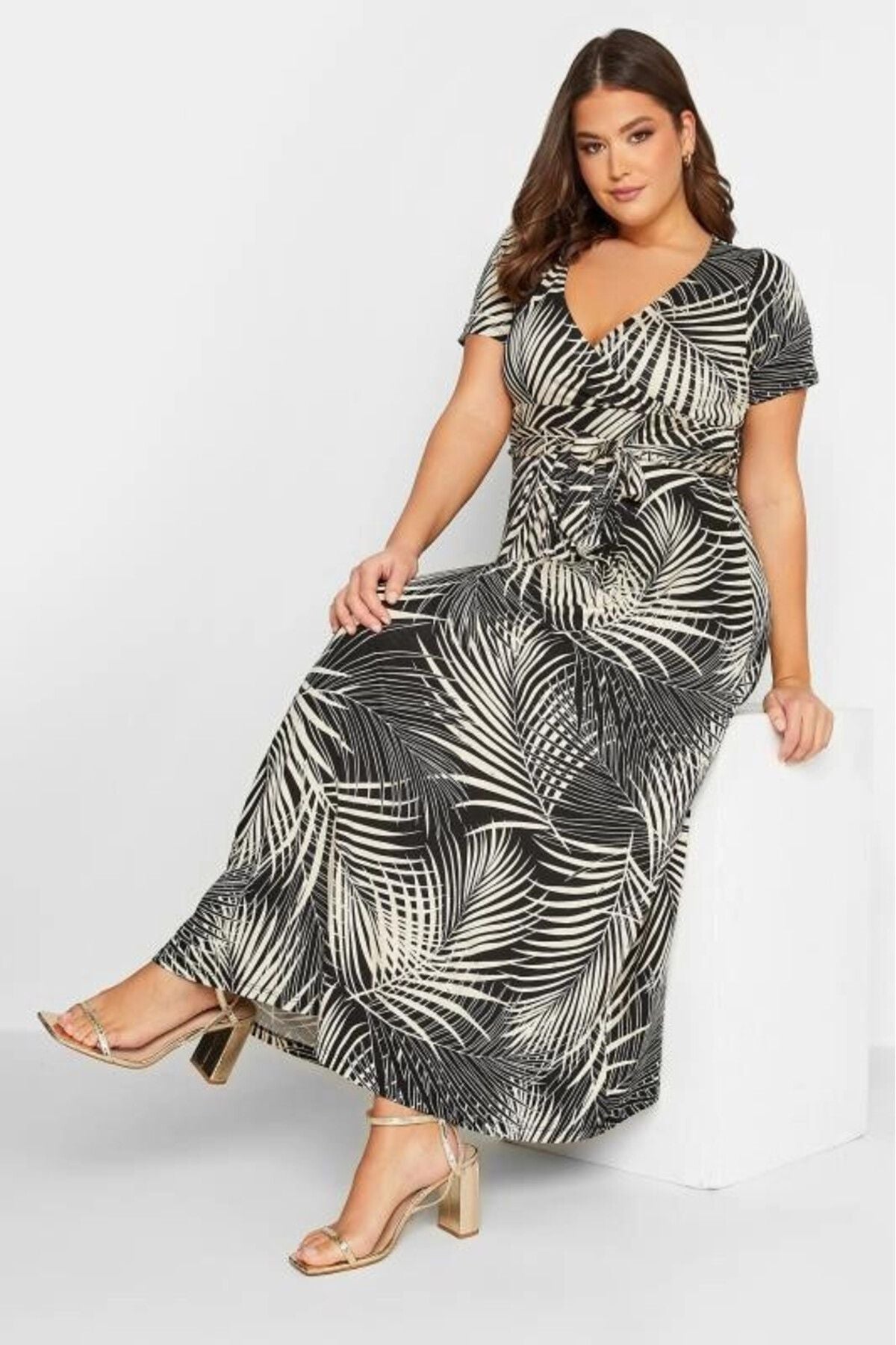 Büyük Beden Palmiye Desenli V Yaka Yarım Kollu Kuşaklı Elbise 301599