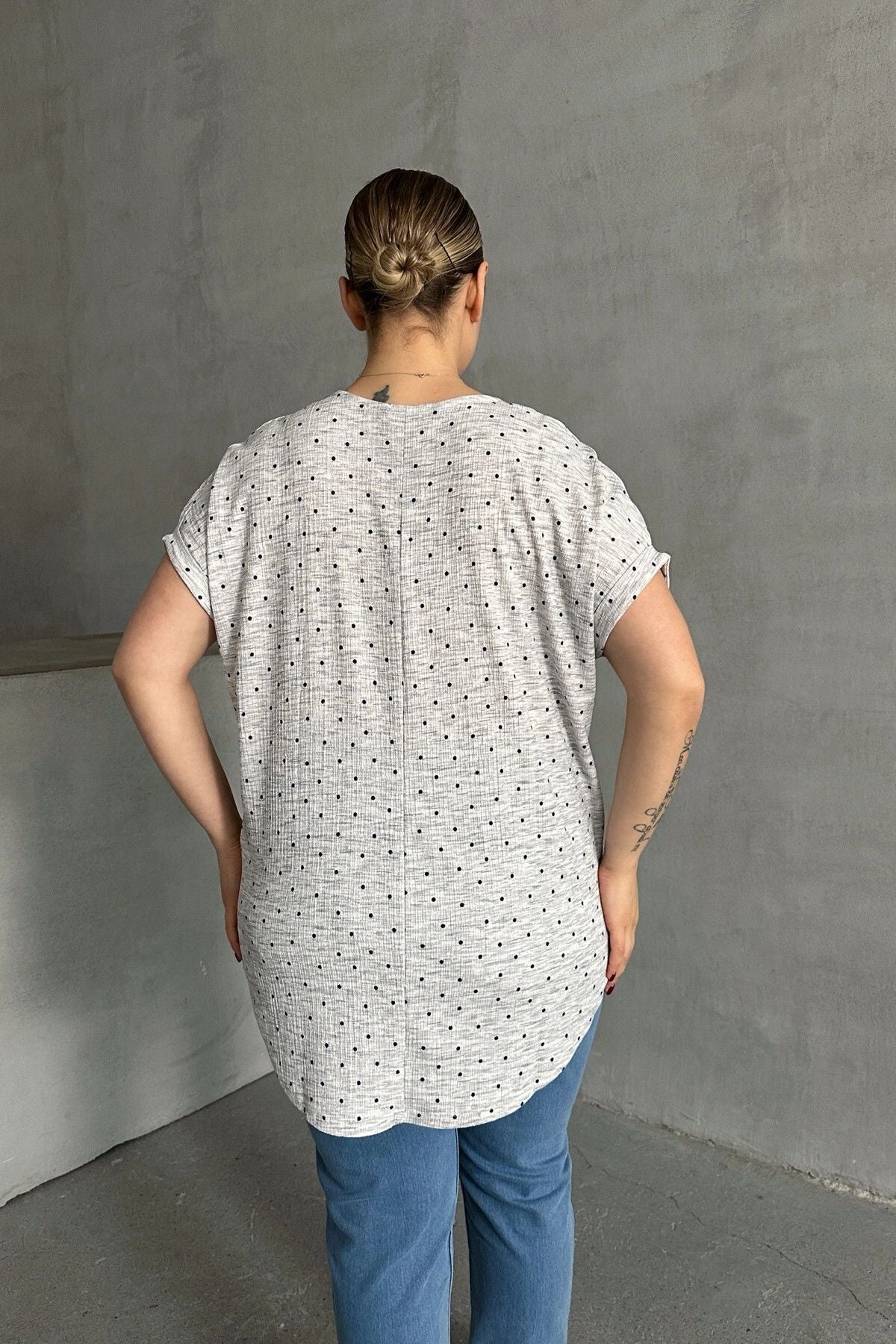 Büyük Beden Çentik V Yaka Kısa Kollu Puantiye Desenli Bluz 303866