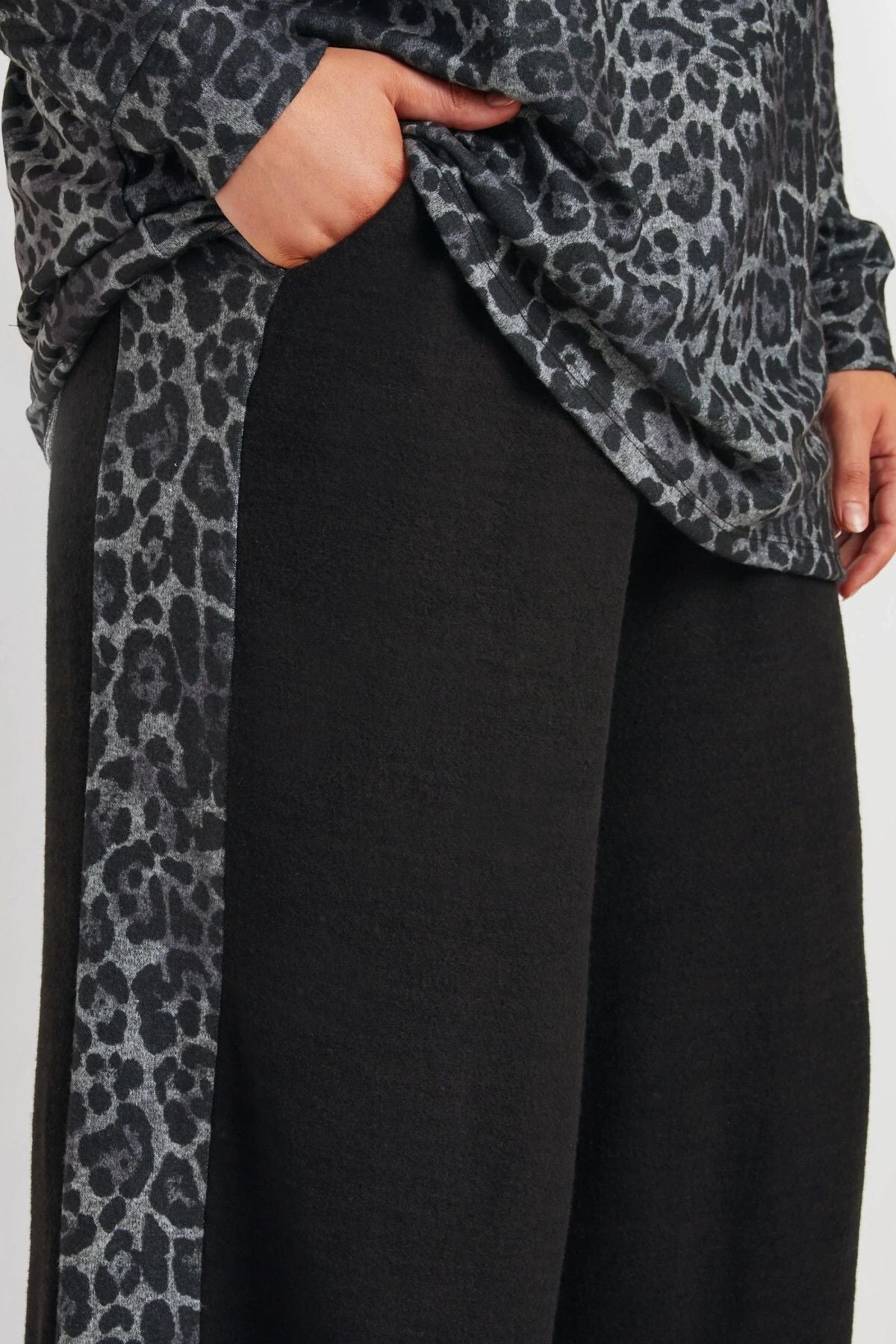 Büyük Beden Yanı Leopar Desenli Cepli Beli Lastikli ve Büzgülü Eşofman Altı 322194