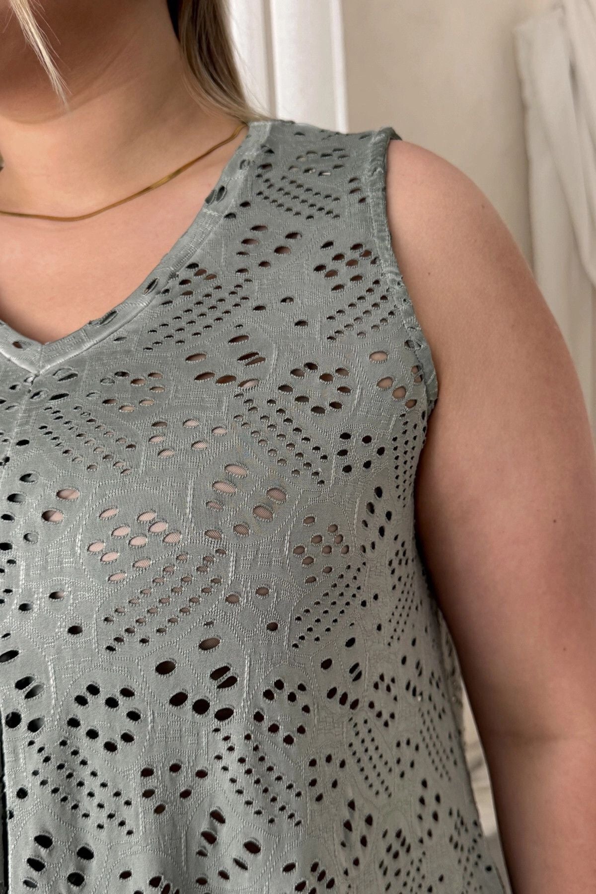 Büyük Beden V Yaka Sıfır Kol Dantel Detaylı Astarsız Bluz 302964