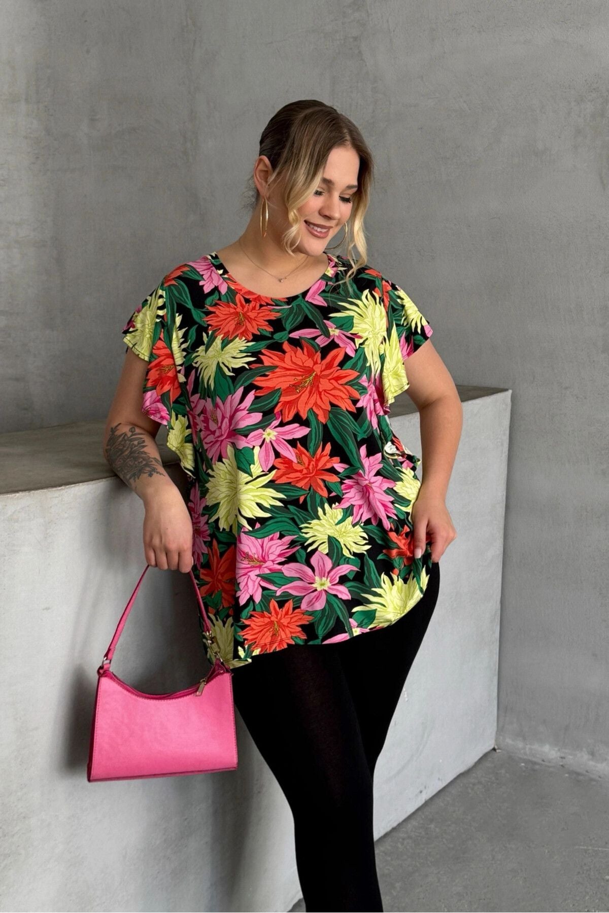 Büyük Beden Bisiklet Yaka Kolları Fırfır Detaylı Çiçek Desenli Bluz 1060