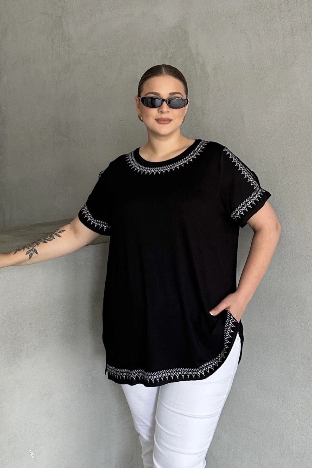 Büyük Beden Omuz Detaylı Etnik Desenli Nakışlı T-shirt 303518