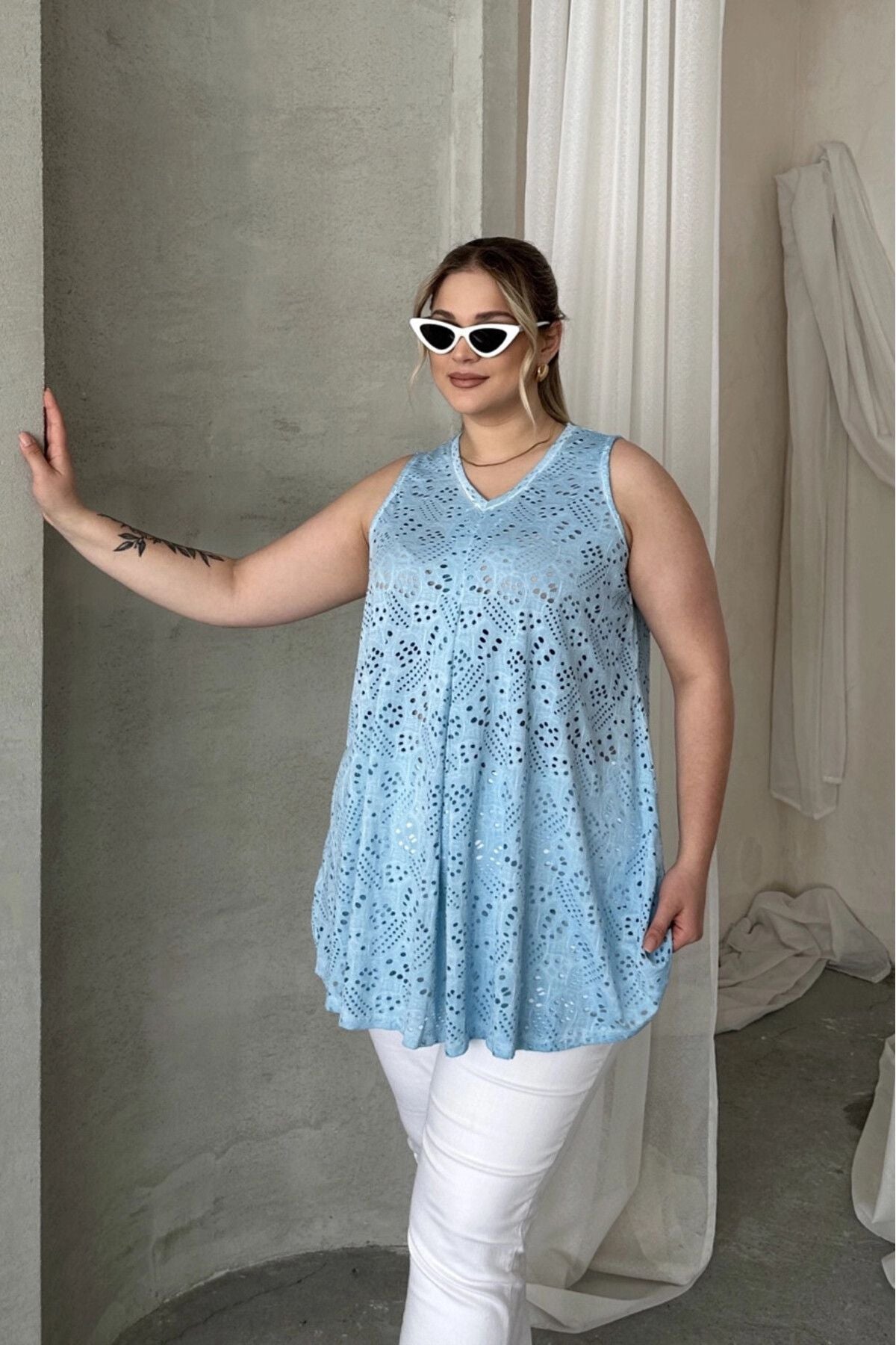 Büyük Beden V Yaka Sıfır Kol Dantel Detaylı Astarsız Bluz 302965