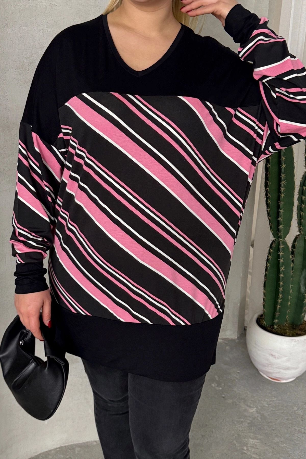 Büyük Beden V Yaka Uzun Kollu Bileği Lastikli Yırtmaçlı Bluz 303086