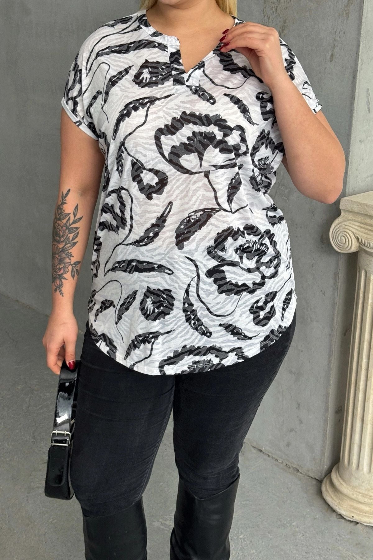 Büyük Beden Kısa Kollu V Yaka Desenli T-shirt 97-83