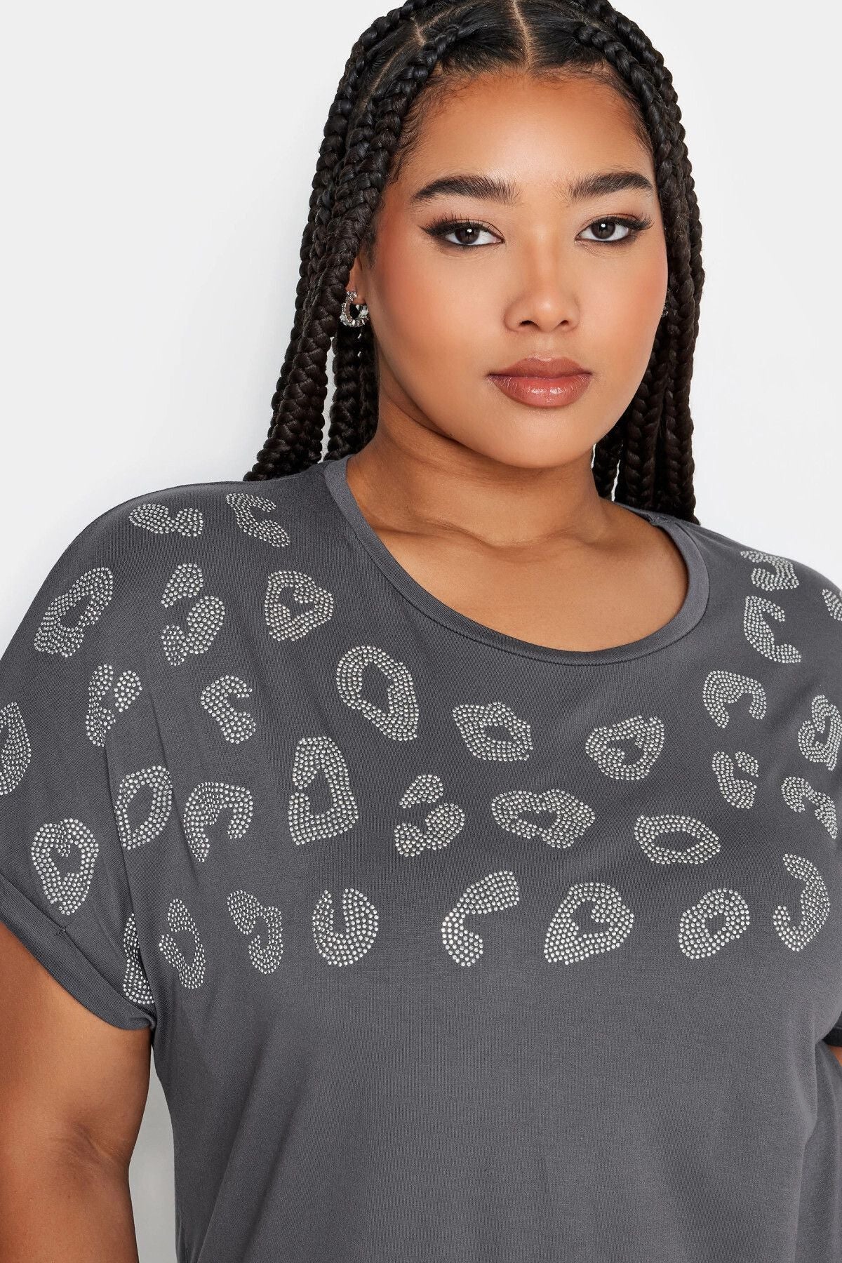 Büyük Beden Pul Detaylı Leopar Desenli Kısa Kollu T-shirt 321326