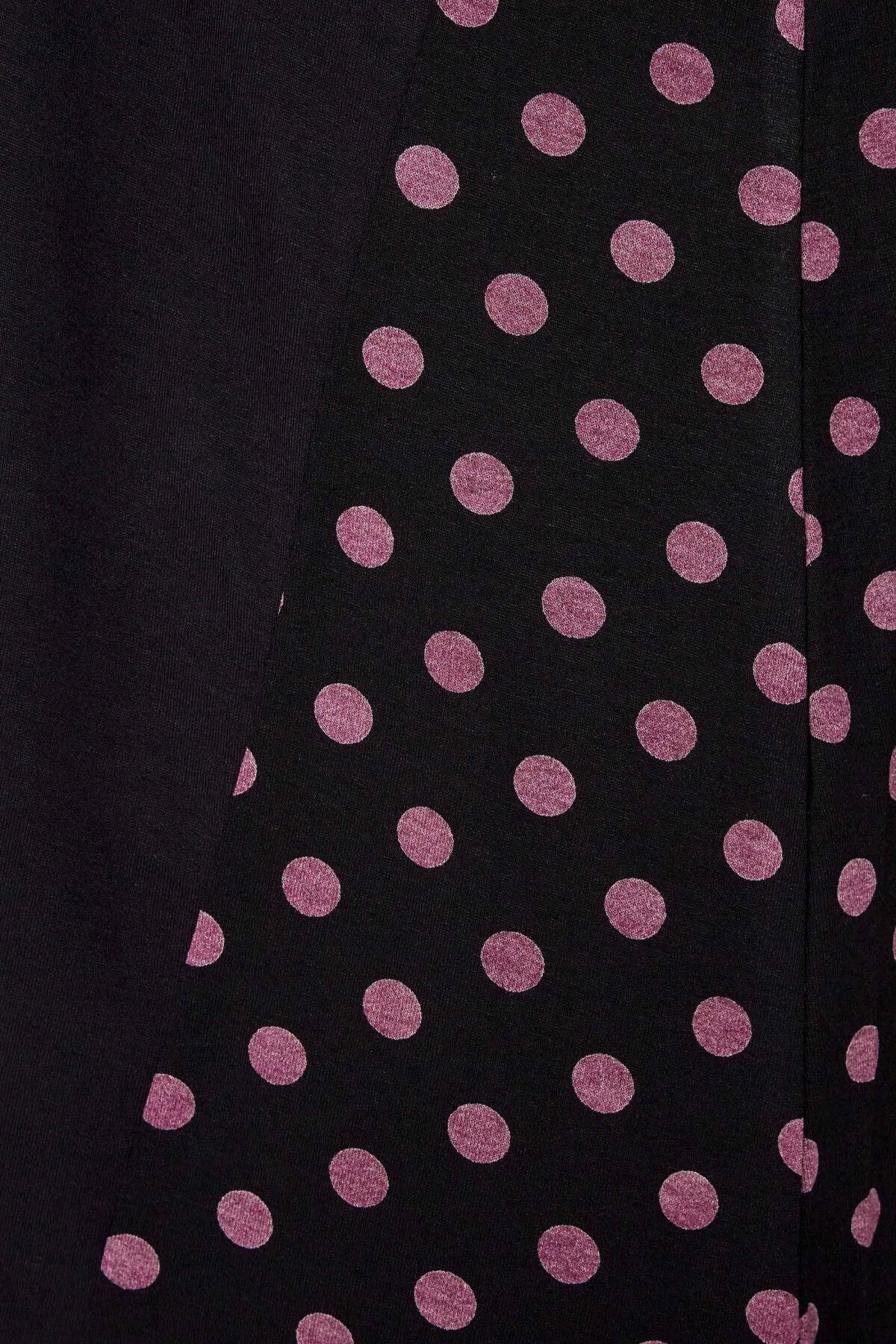 Büyük Beden Sırtı Puantiyeli Asimetrik Kesim Sıfır Kol Bluz 302248