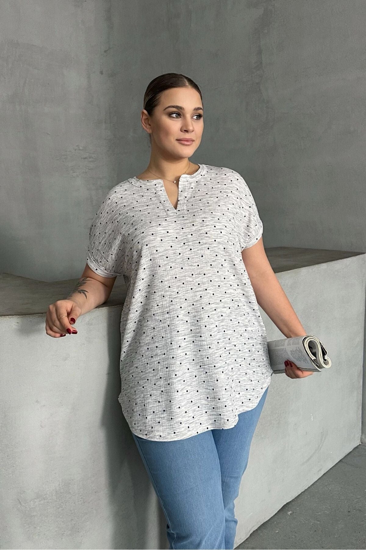 Büyük Beden Çentik V Yaka Kısa Kollu Puantiye Desenli Bluz 303866
