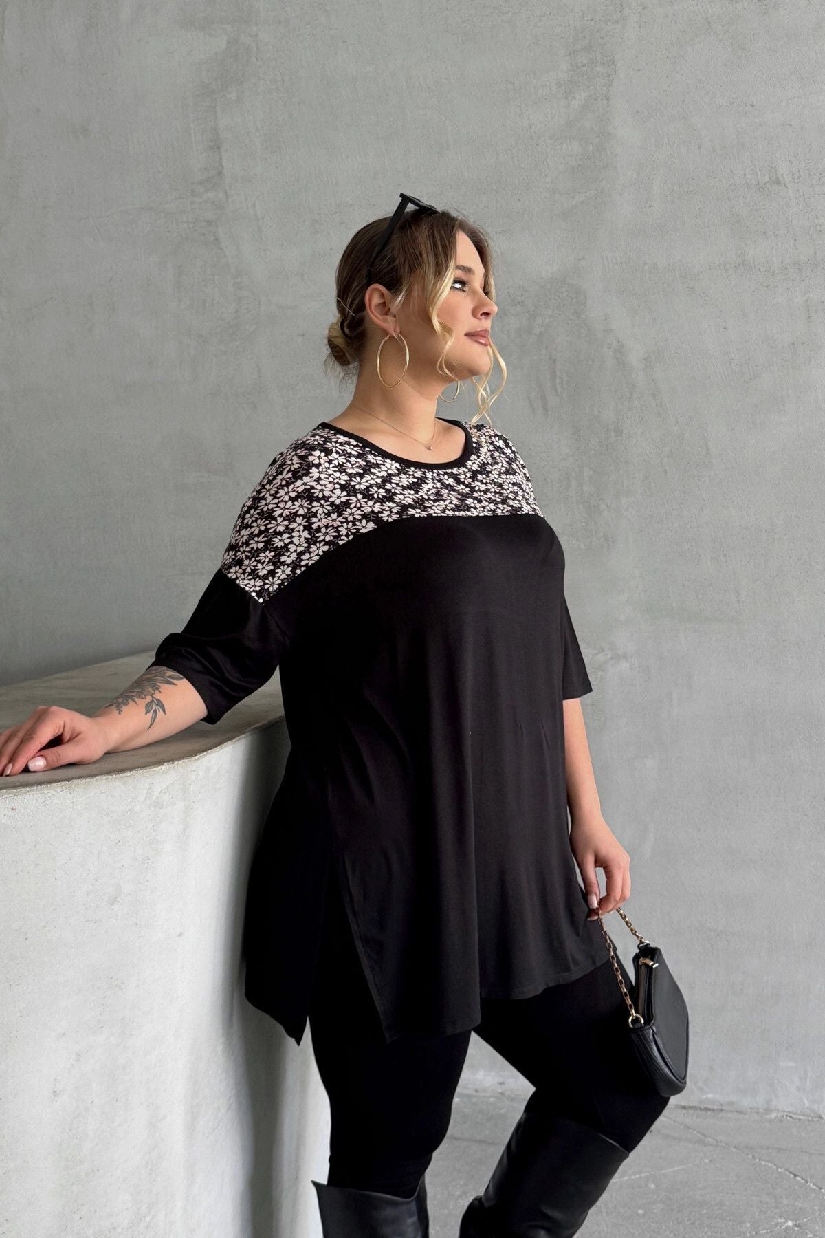 Büyük Beden Bisiklet Yaka Kısa Kollu Yırtmaç Detaylı Desenli Bluz 301623