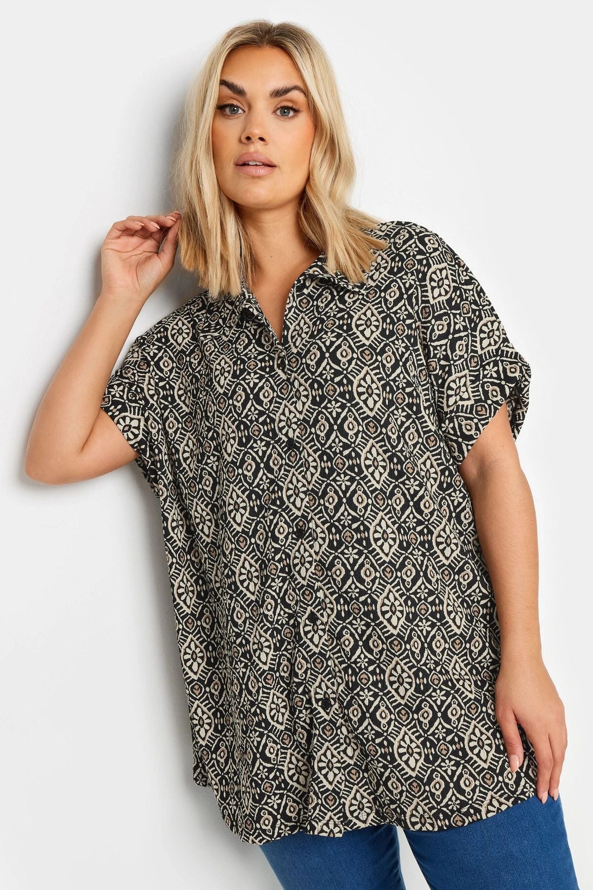 Büyük Beden Kısa Kollu Desenli Düğmeli Gömlek 303355