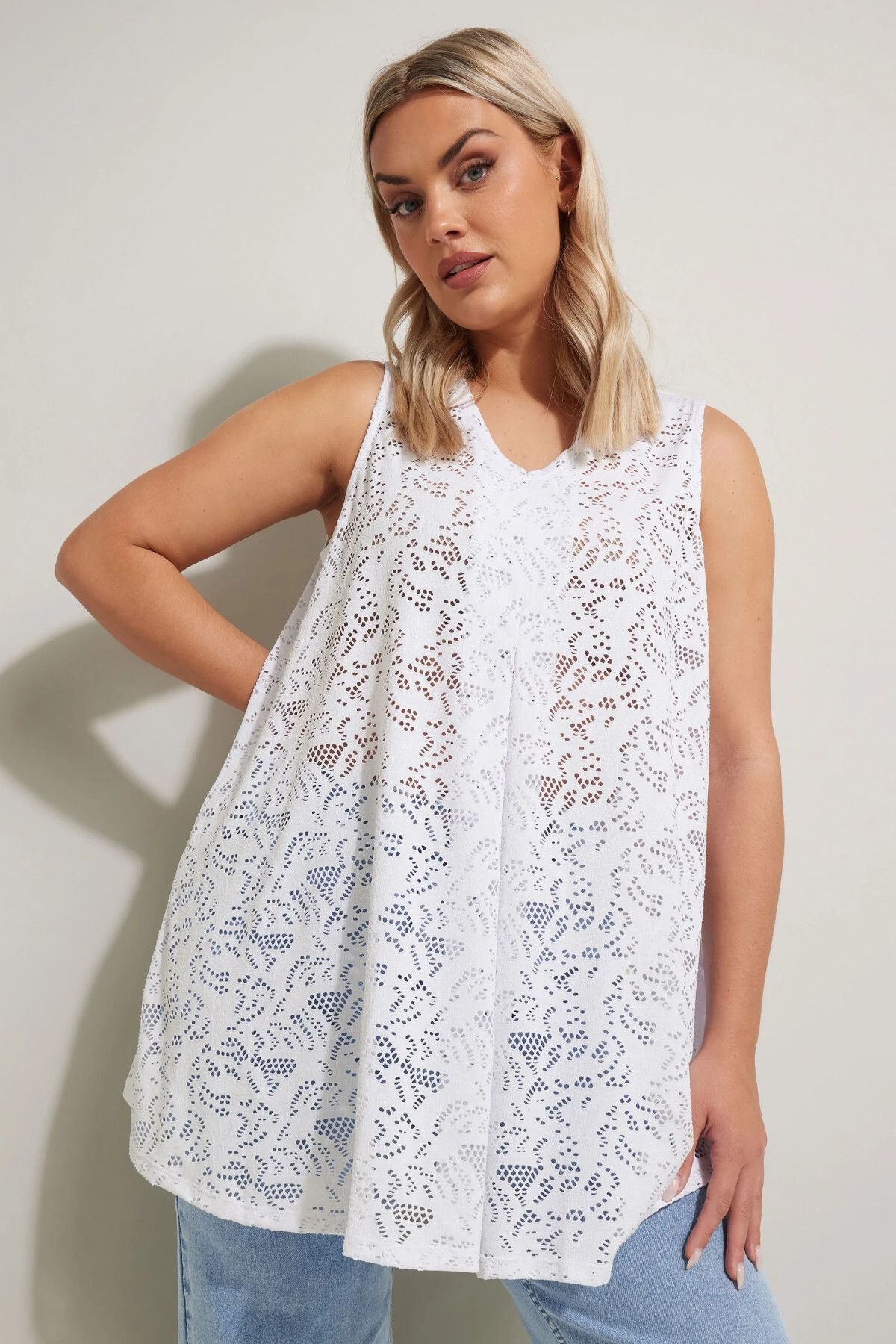 Büyük Beden V Yaka Sıfır Kol Astarsız Dantel Bluz 304098