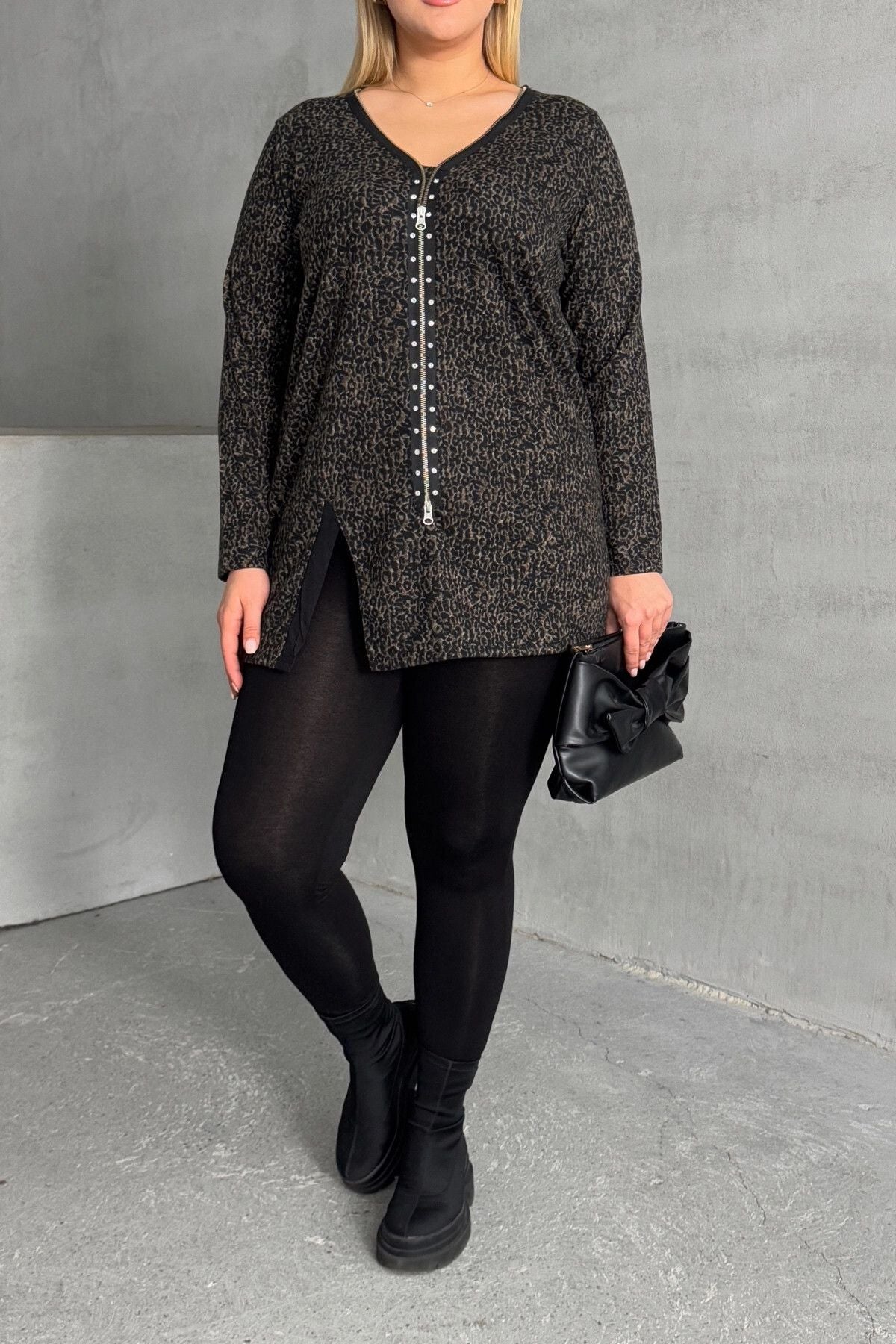 Büyük Beden V Yaka Önü Fermuarlı Yırtmaç Detaylı Leopar Desenli Bluz 173672