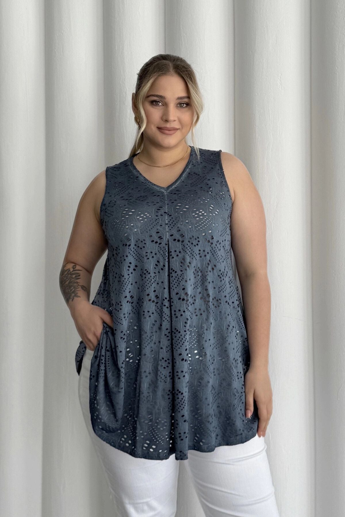 Büyük Beden V Yaka Sıfır Kol Dantel Detaylı Astarsız Bluz 302966